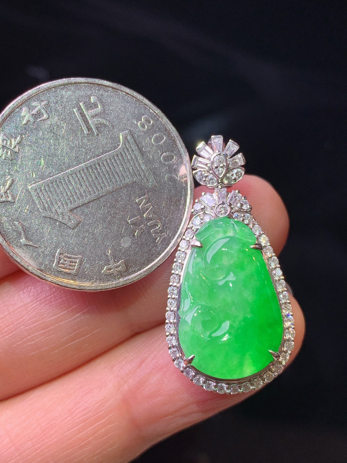 18k金钻镶嵌翠绿如意吊坠 玉质细腻 色泽清新艳丽 整体尺寸30*14.5*8