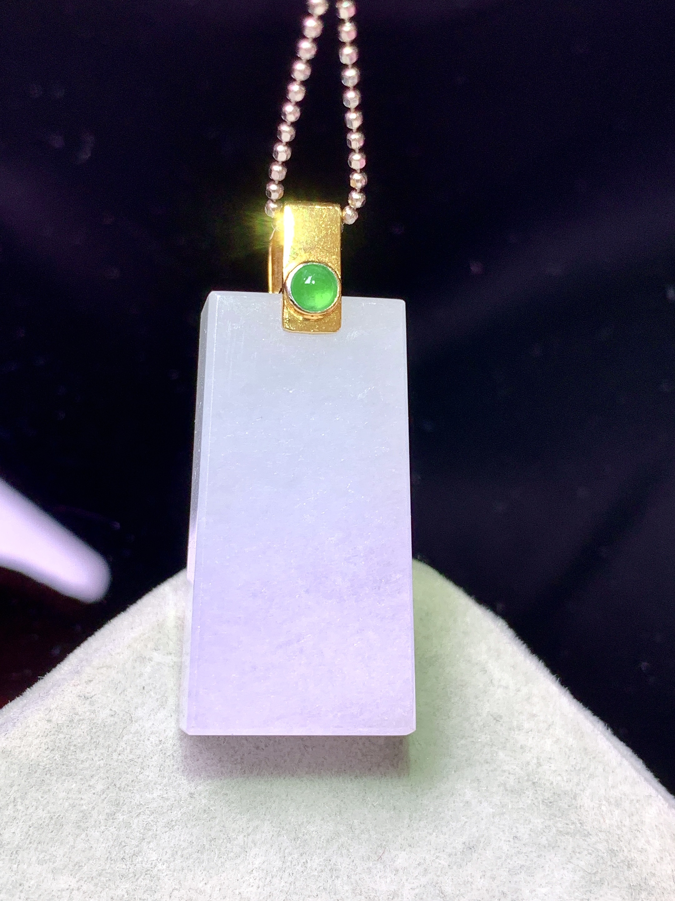 18k金镶嵌淡紫罗兰无事牌吊坠 玉质细腻 色泽艳丽清新 水润亮眼 整体尺寸29.6*12.8*7.2b1