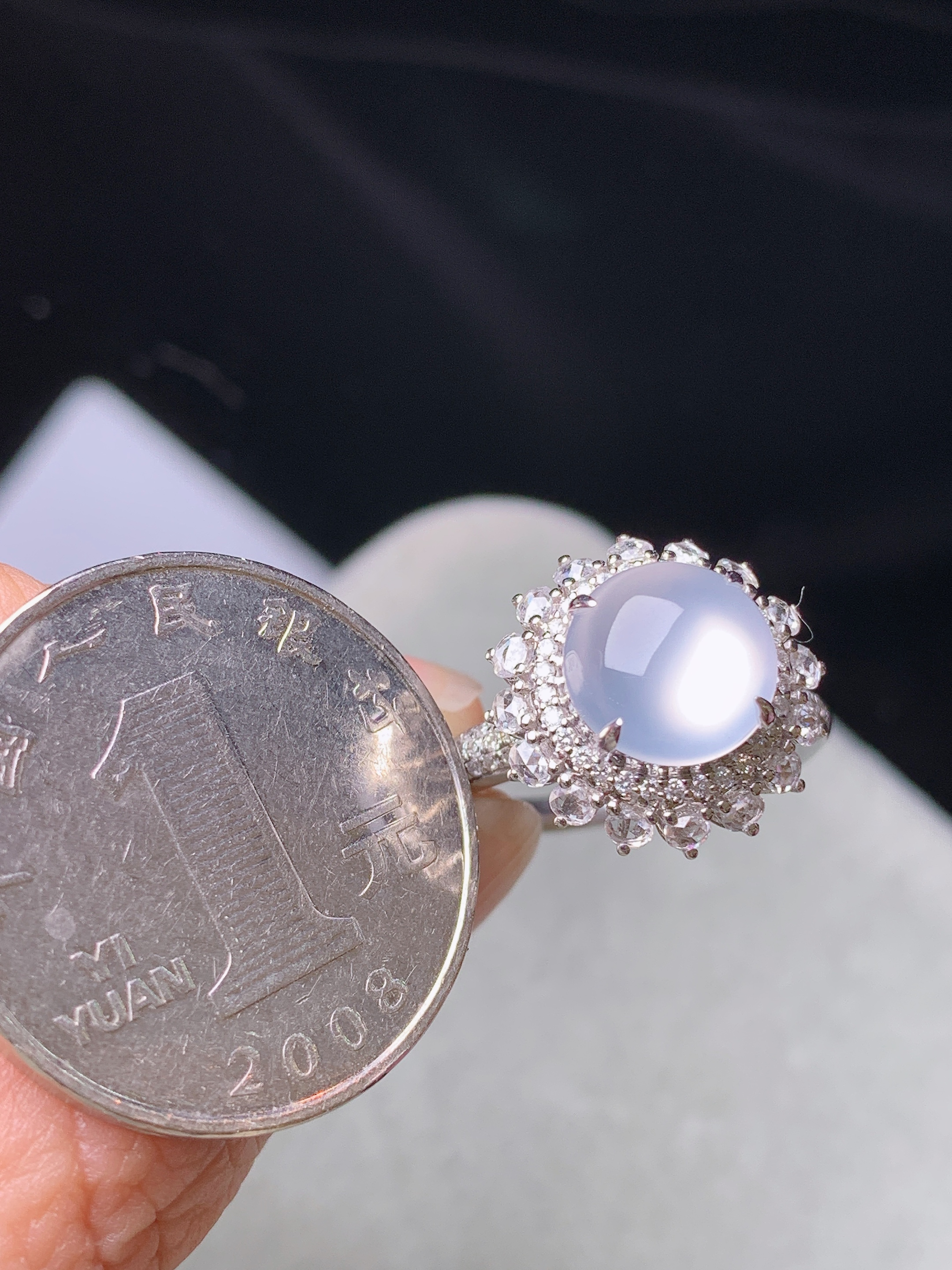 18k金钻镶嵌冰种蛋面戒指 玉质细腻 色泽艳丽清新 水润亮眼 圈口13.5 整体尺寸15*11.3L6