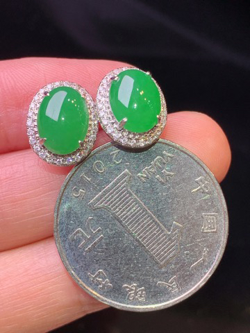 18金钻镶嵌满绿蛋面耳钉 玉质细腻 色泽清新艳丽 整体尺寸12.2*10*5.3