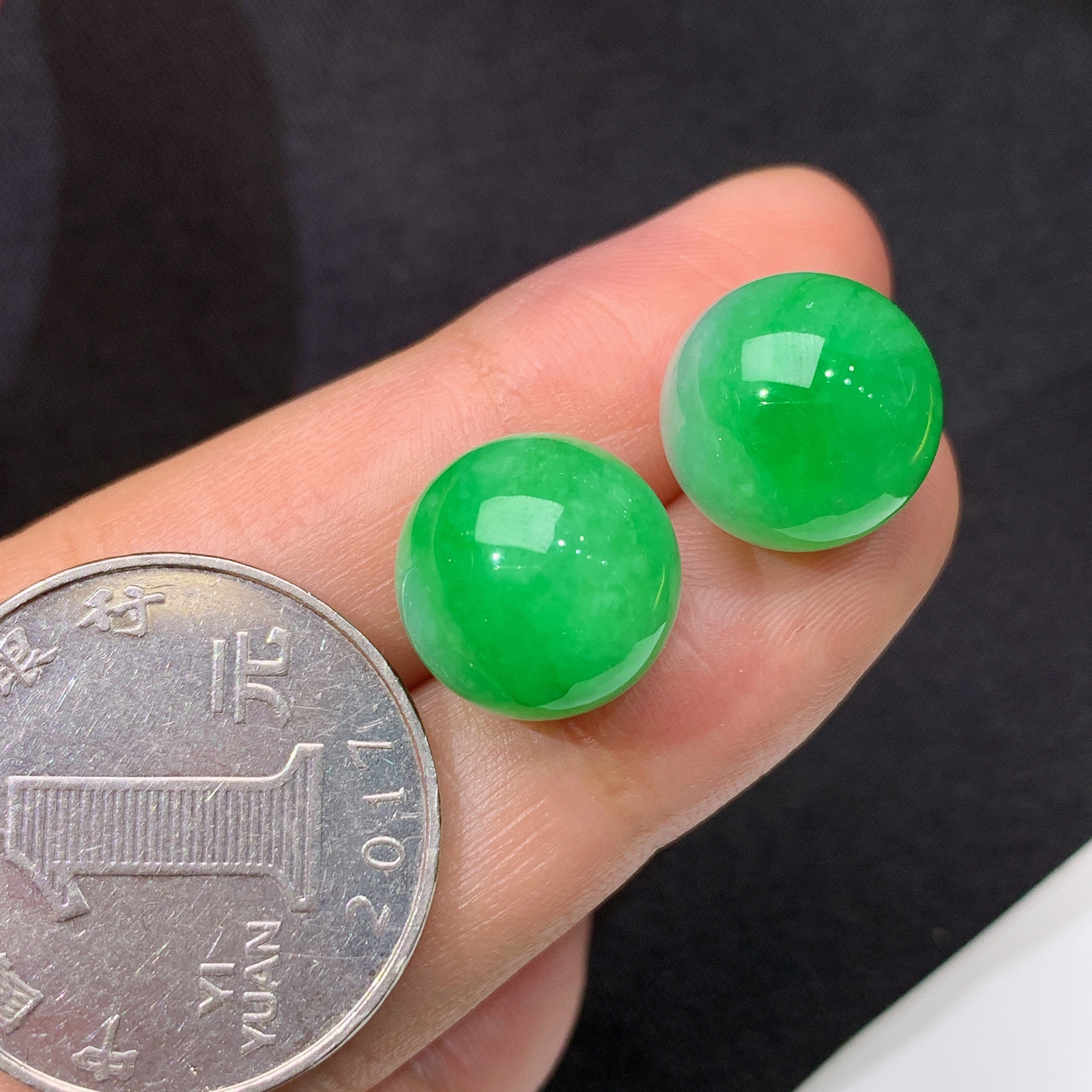 冰飘绿圆珠一对，镶嵌佳品，冰润色阳，种水足 尺寸12.3
