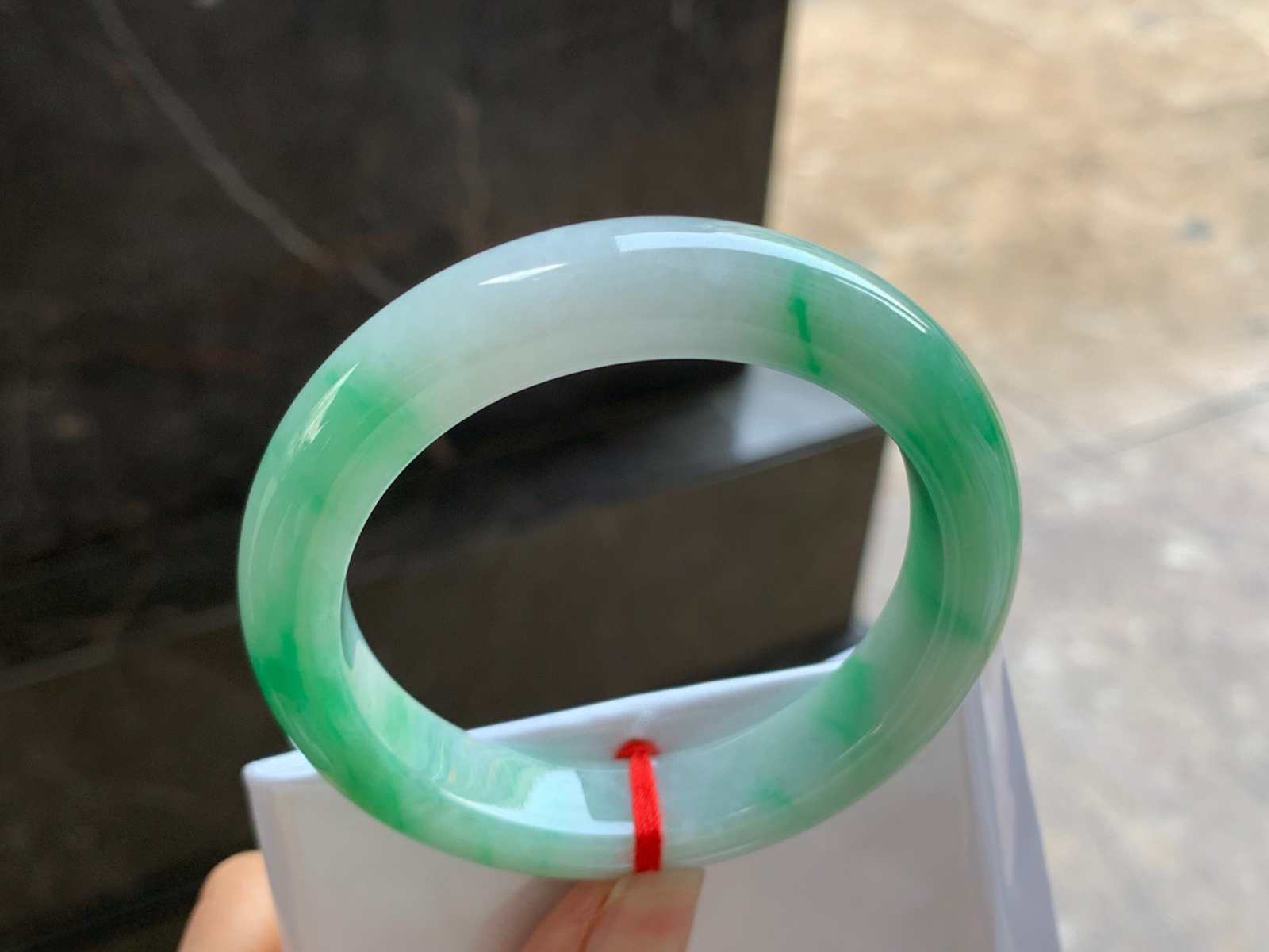 53-12.4-9

带色手镯^_^鲜艳 玉质温润