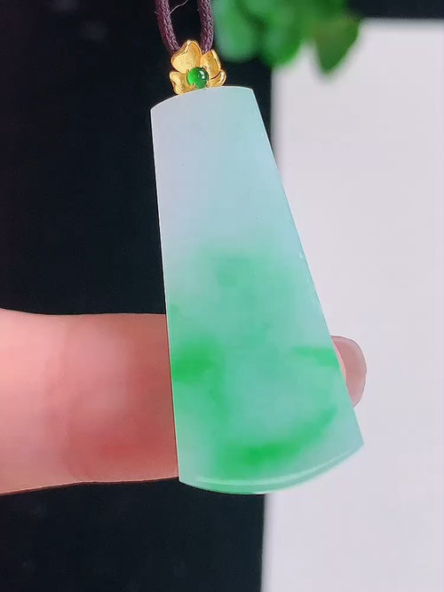  ，18k金镶飘绿无事牌，无裂，尺寸29.8/13.1/3，№;y201130   18