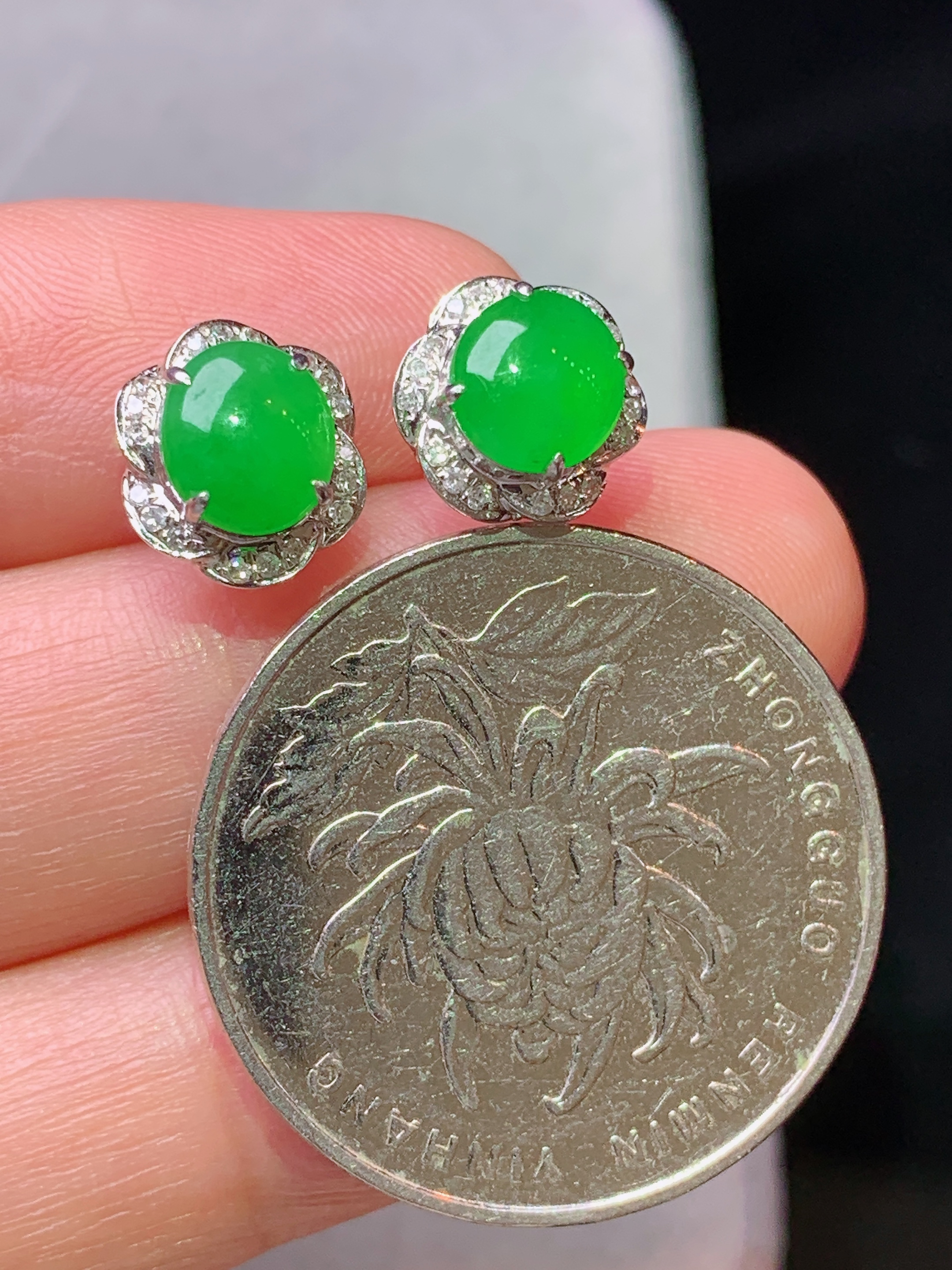 18k金钻镶嵌满绿蛋面耳钉 玉质细腻 色泽艳丽清新 水润亮眼 整体尺寸9.5*8.5*6.2f1