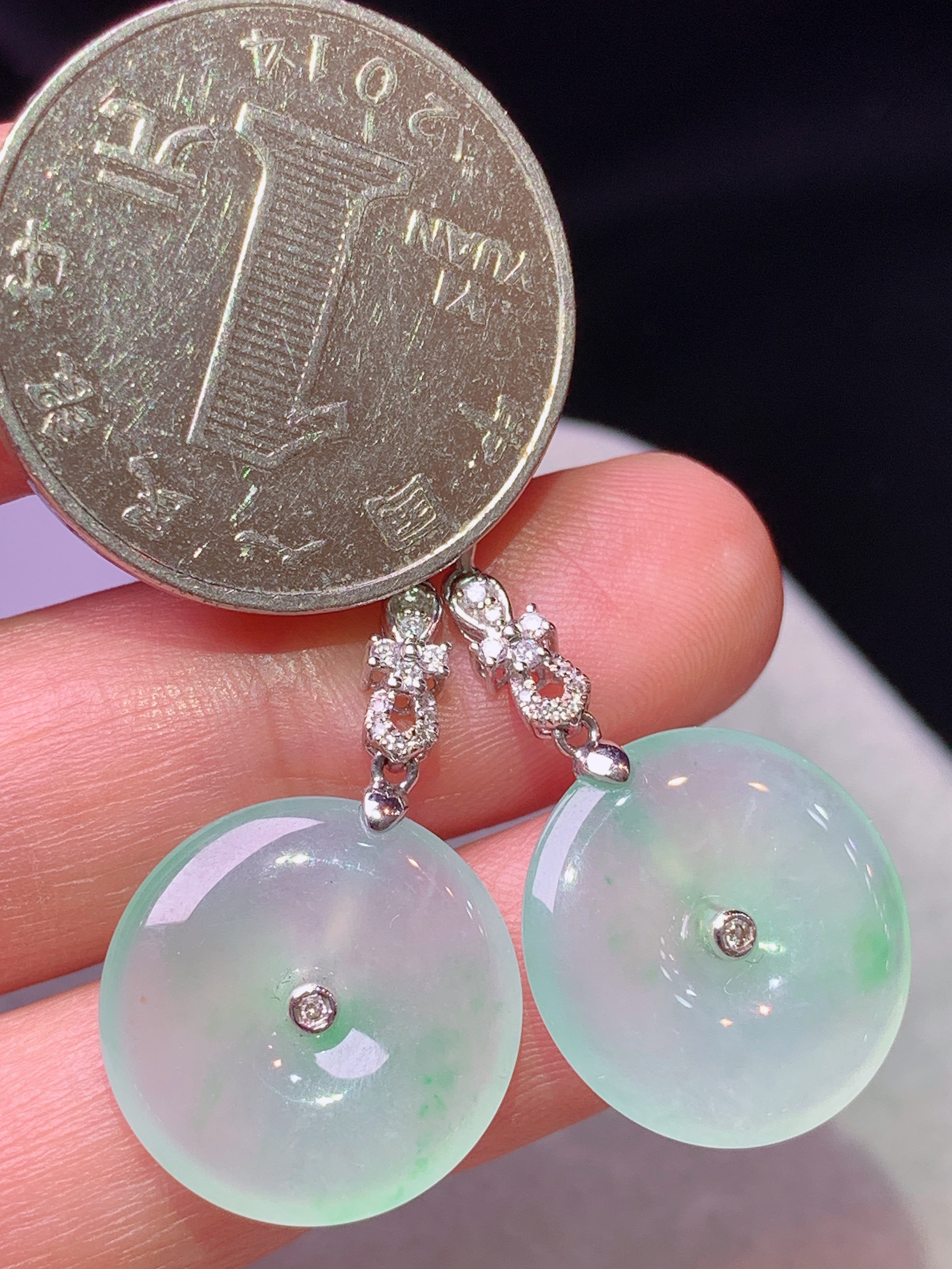 18k金钻镶嵌冰飘绿平安扣耳坠 玉质细腻 色泽艳丽清新 水润亮眼 整体尺寸38.3*17*3g2