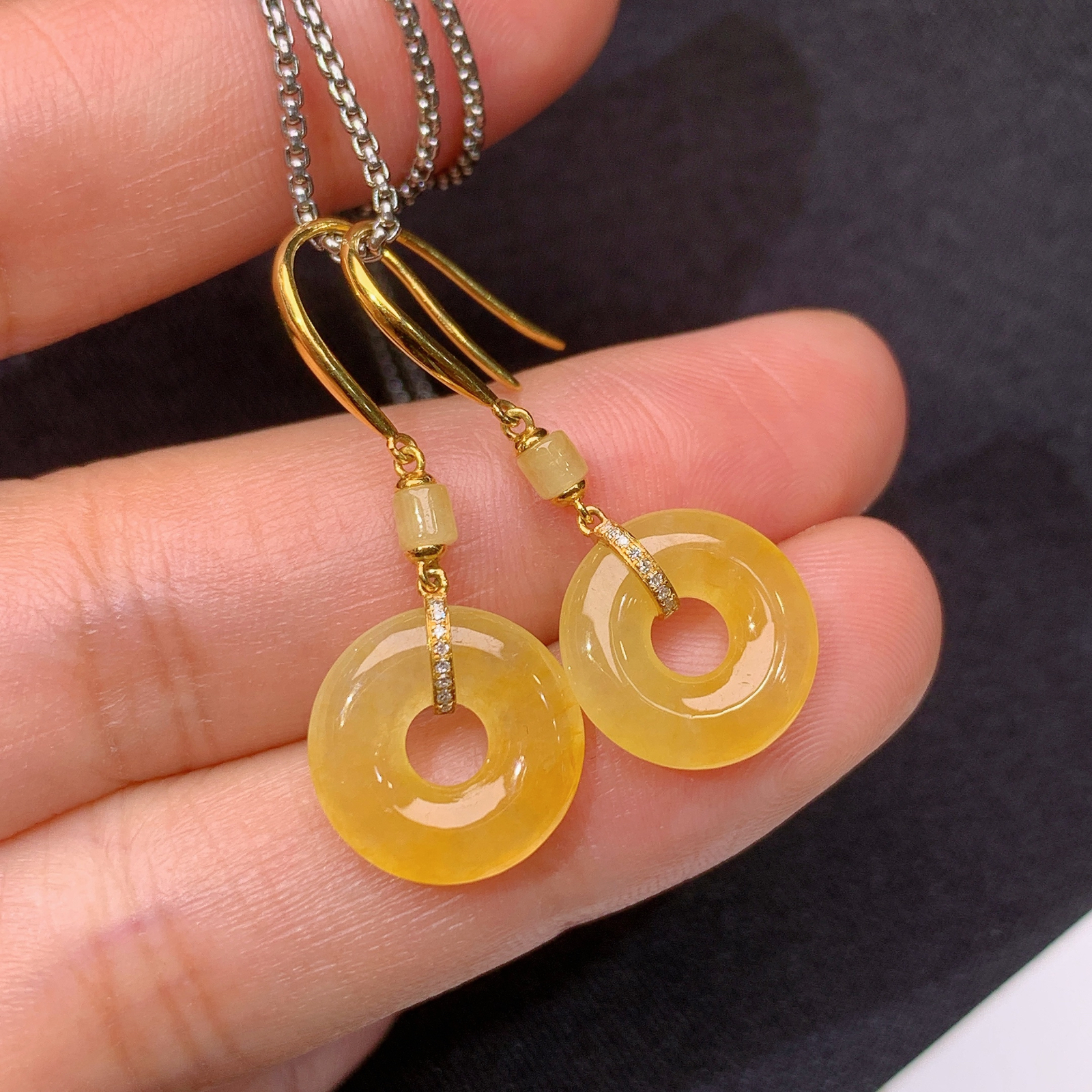 冰黄翡甜甜圈耳坠，18k金镶嵌，款式新颖，冰润鲜艳，种水足，My 尺寸12.5*2.6