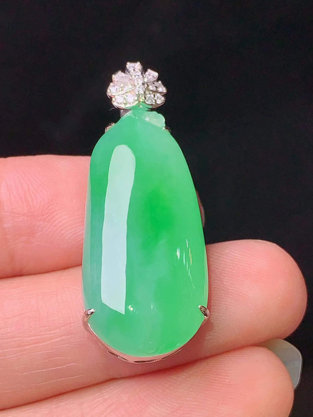 18k金钻镶嵌翠绿福瓜吊坠 玉质细腻 色泽艳丽 整体尺寸36.5*13.6*7.8