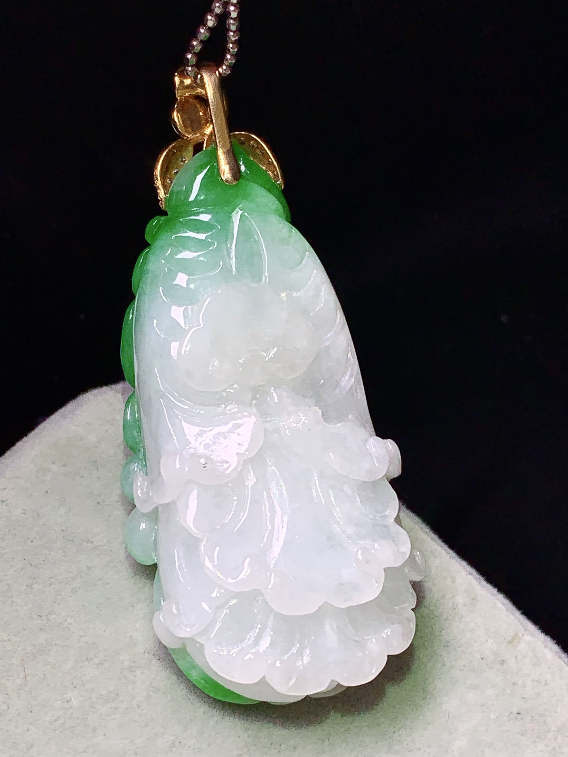 18k金钻镶嵌飘阳绿白菜吊坠 玉质细腻 色泽艳丽清新 水润亮眼 整体尺寸48.5*20.8*11.6b.1