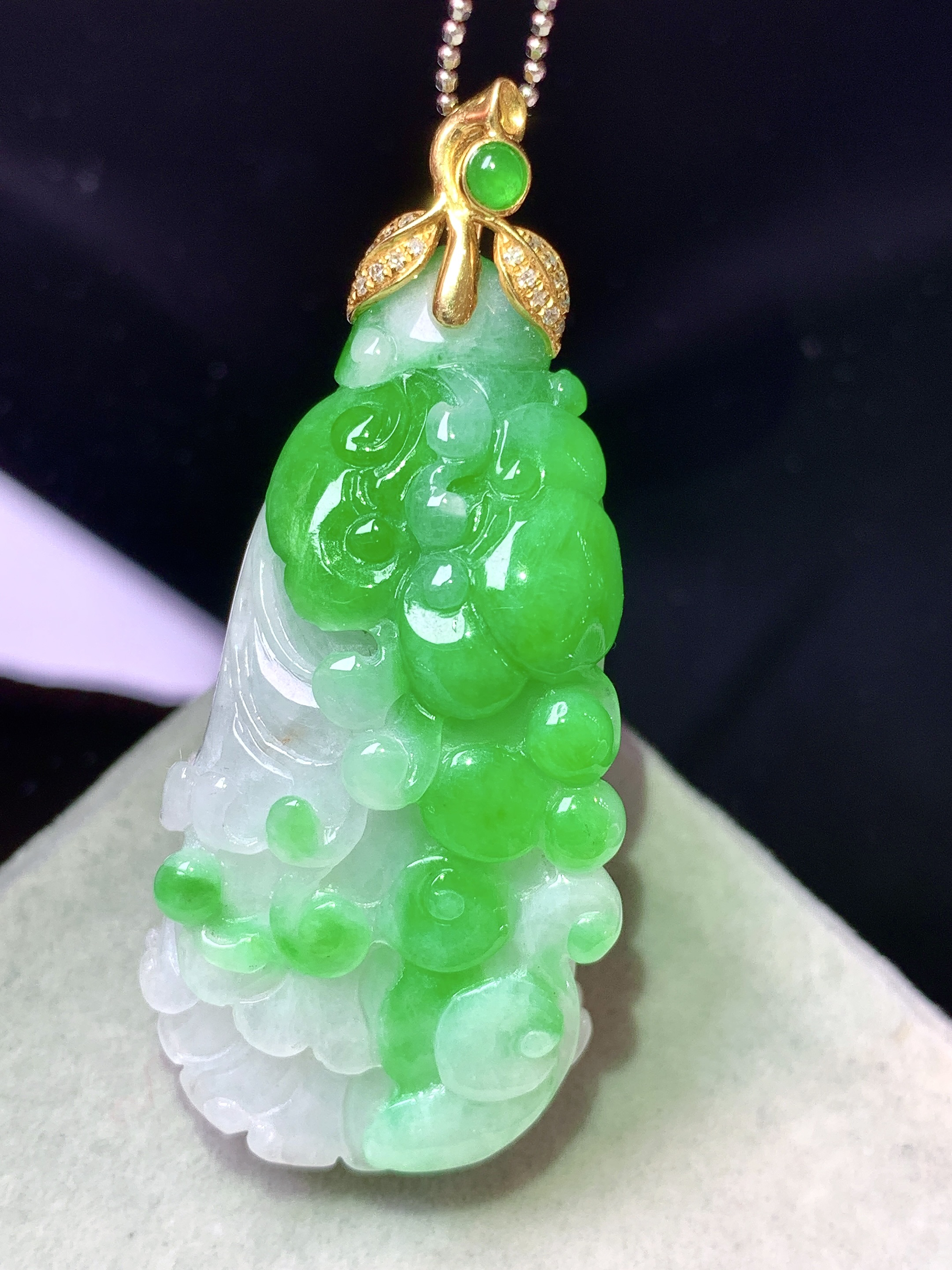 18k金钻镶嵌飘阳绿白菜吊坠 玉质细腻 色泽艳丽清新 水润亮眼 整体尺寸48.5*20.8*11.6b.1