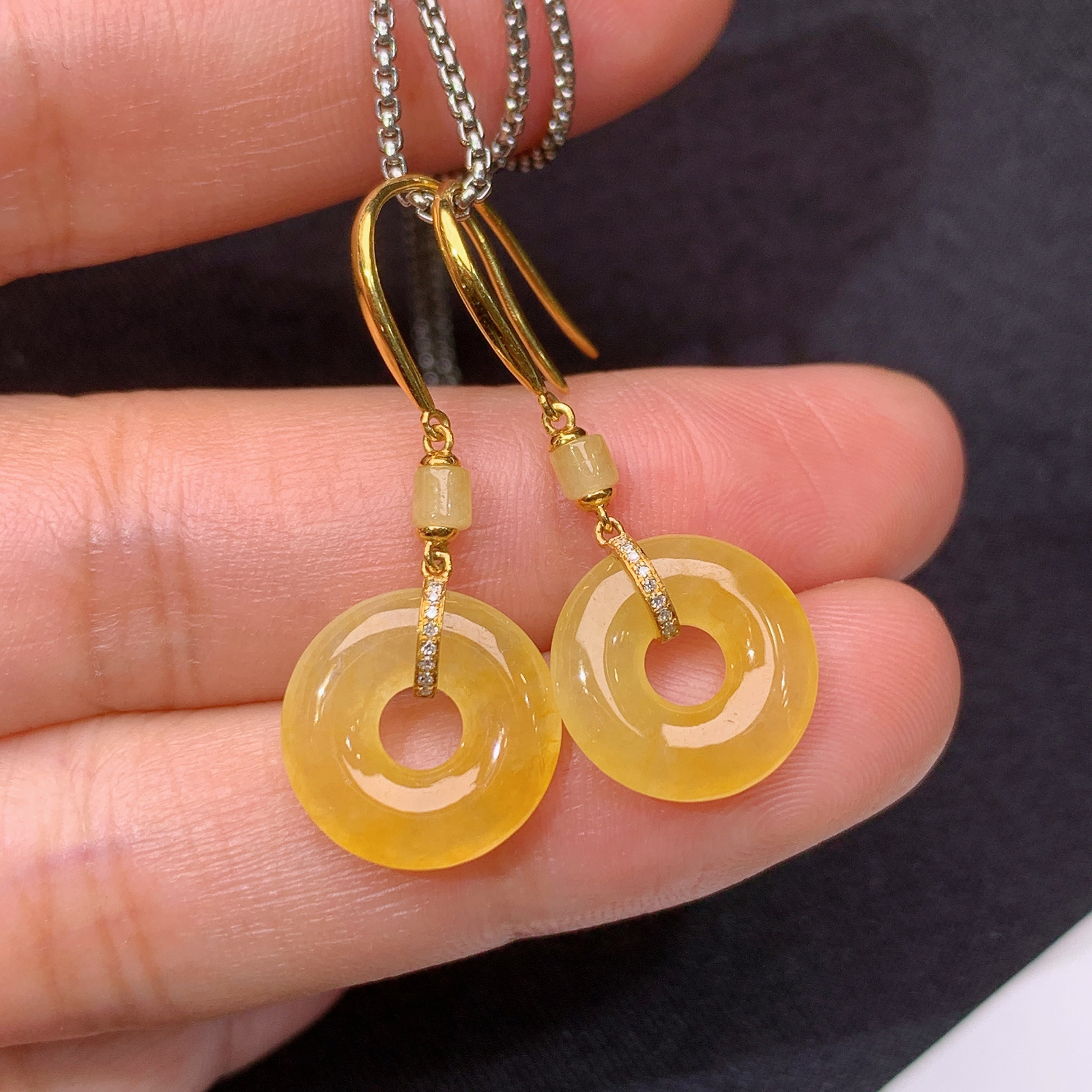 冰黄翡甜甜圈耳坠，18k金镶嵌，款式新颖，冰润鲜艳，种水足，My 尺寸12.5*2.6