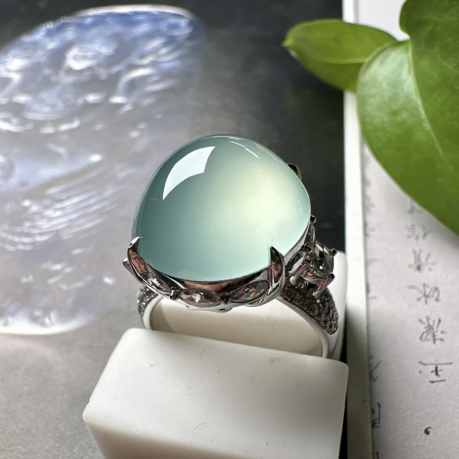 【冰种天空蓝蛋面吊坠】种地上乘，冰感十足，通透起光，饱满圆润，18k金钻镶嵌，裸石尺寸16.3*13.3*8毫米。