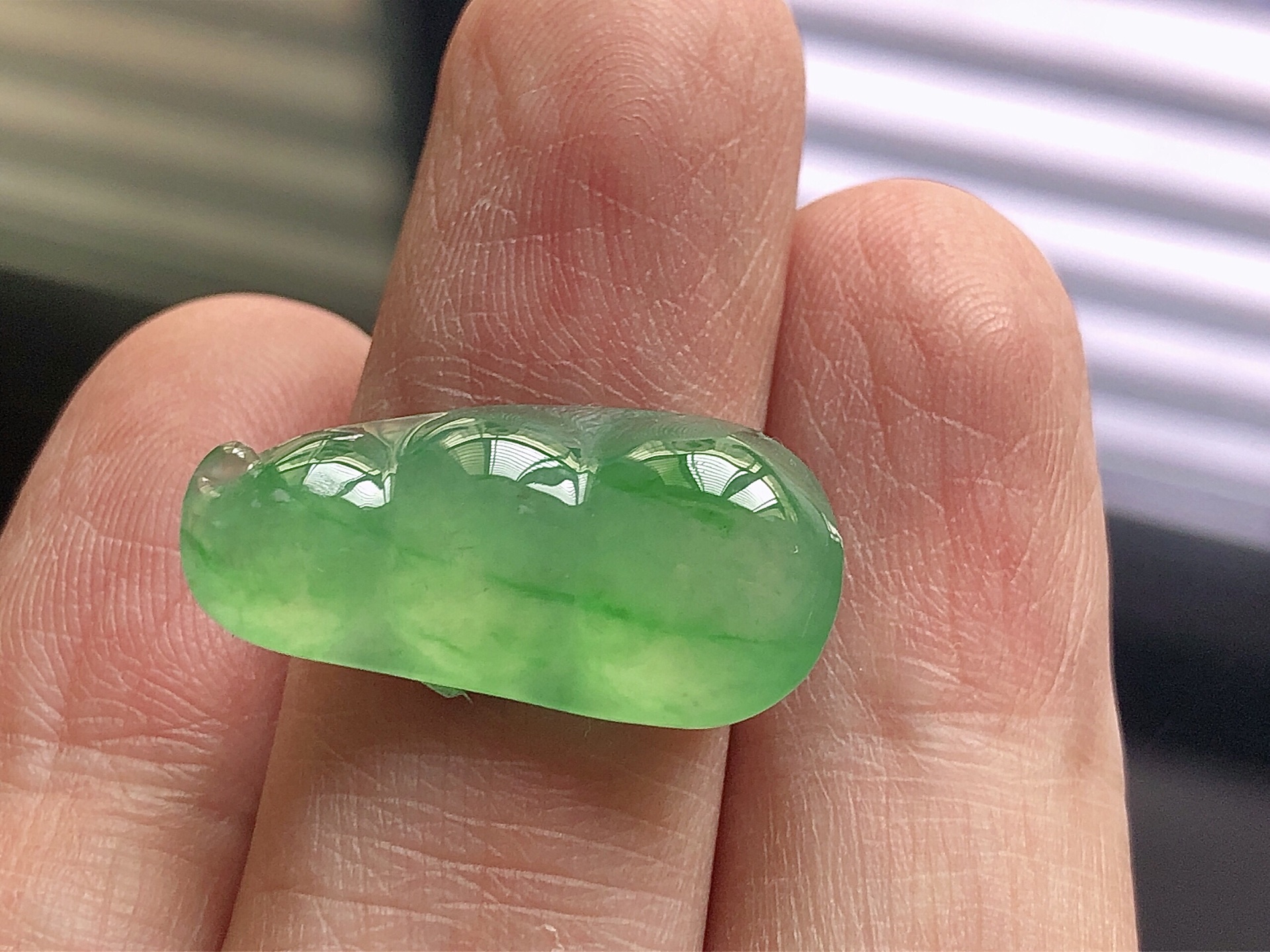 ️ 阳绿福豆， 色泽艳阳，通透水润，玉质细腻，夺目迷人，镶嵌效果，品相，无裂，尺寸24.3*12.6*7