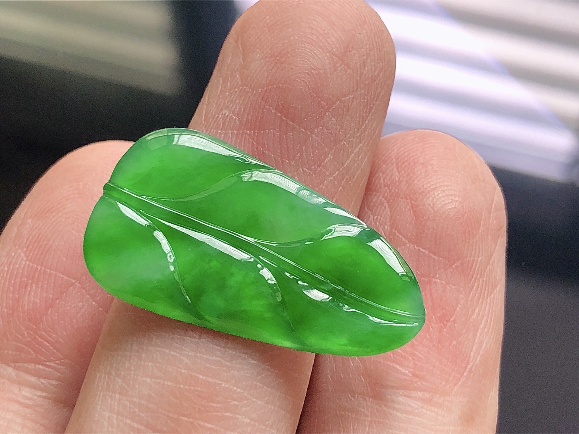 ️ 阳绿树叶， 色泽艳阳，通透水润，玉质细腻，夺目迷人，镶嵌效果，品相，无裂，尺寸26.8*14.