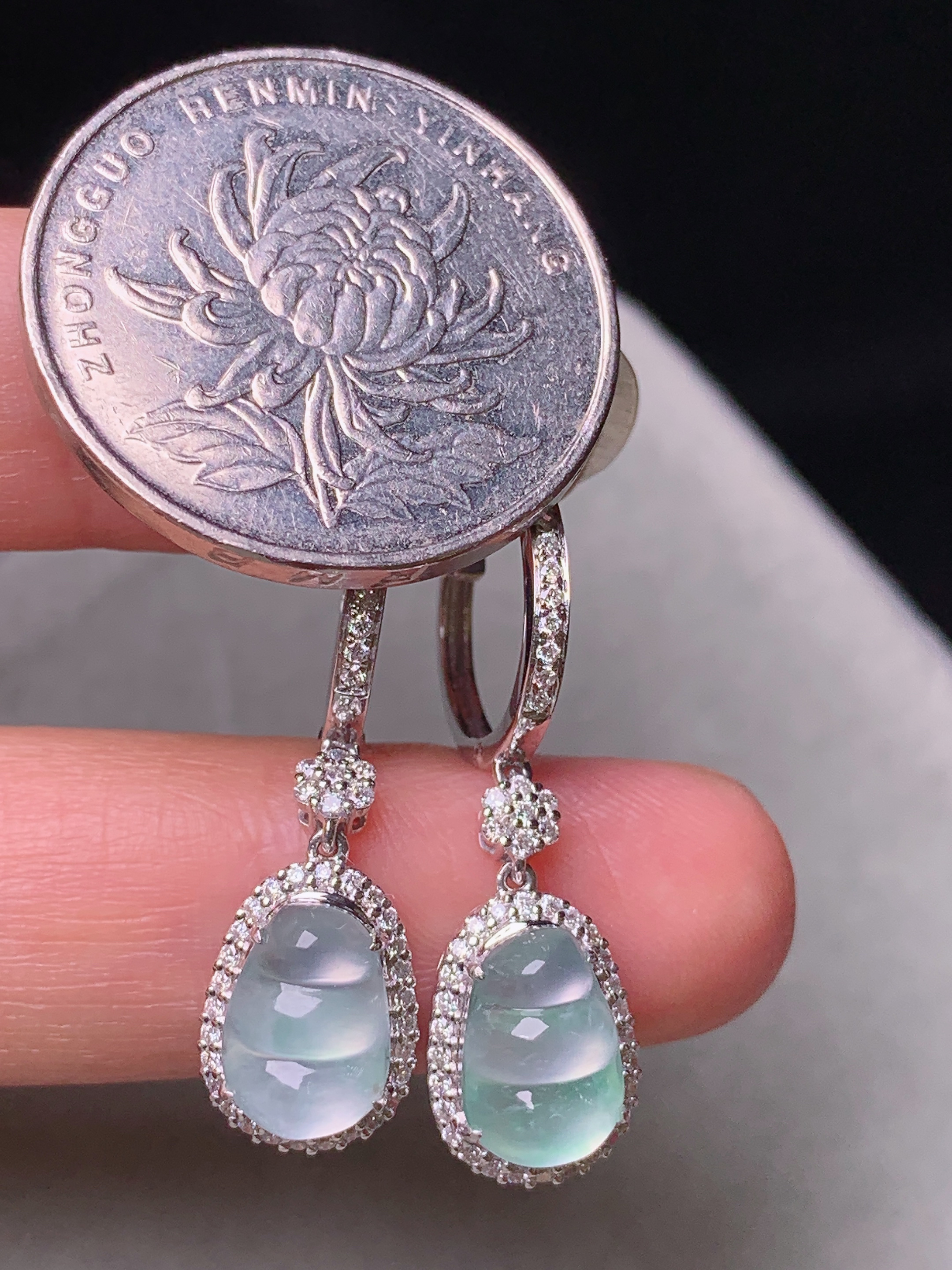 18k金钻镶嵌冰种四季豆耳坠 玉质细腻 色泽艳丽清新 水润亮眼 整体尺寸28.2*8.8*6L6