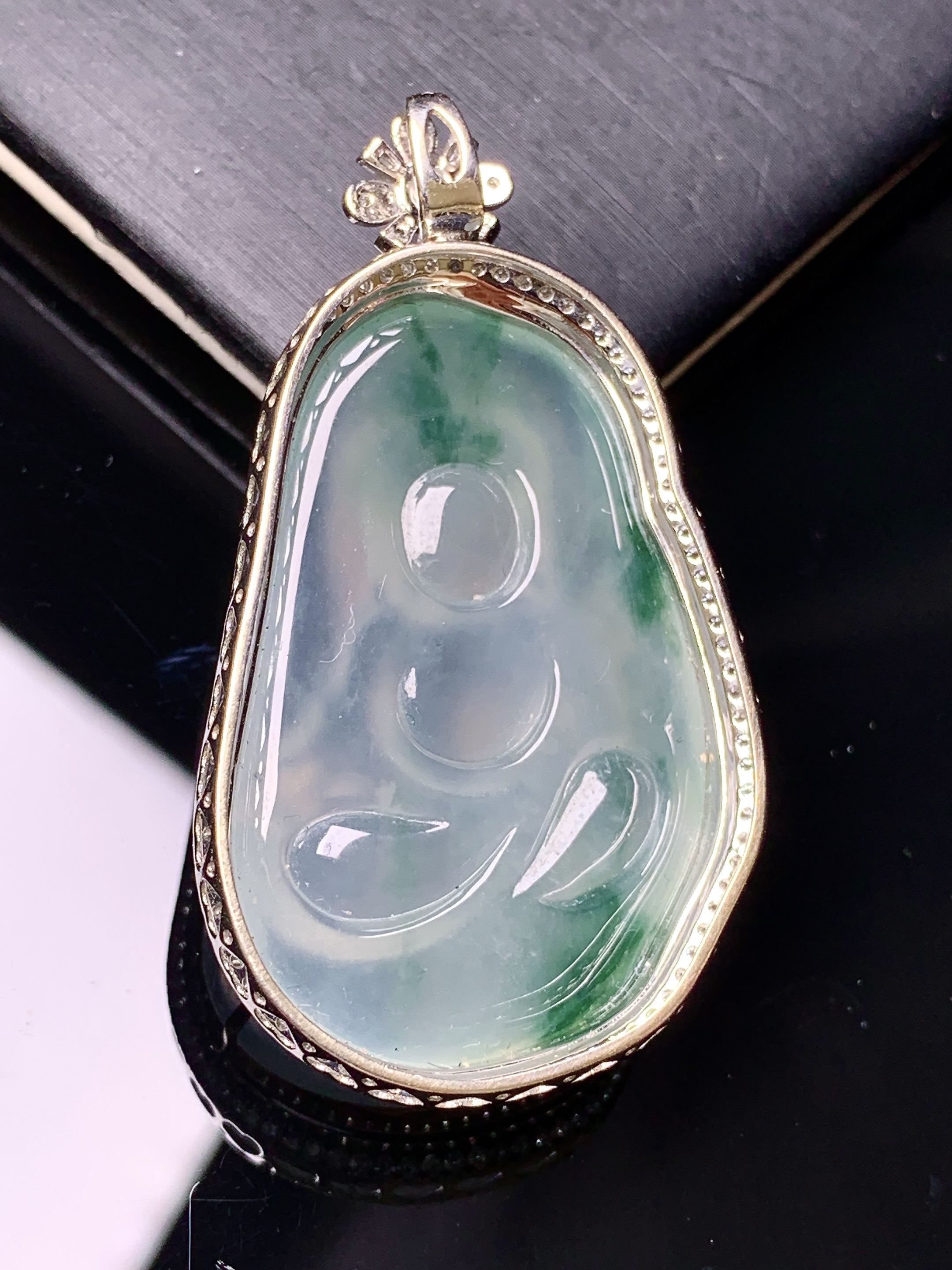 18k金钻镶嵌冰种飘绿观音吊坠 玉质细腻 色泽艳丽清新 水润亮眼 整体尺寸46.8*25.7*10.8k1