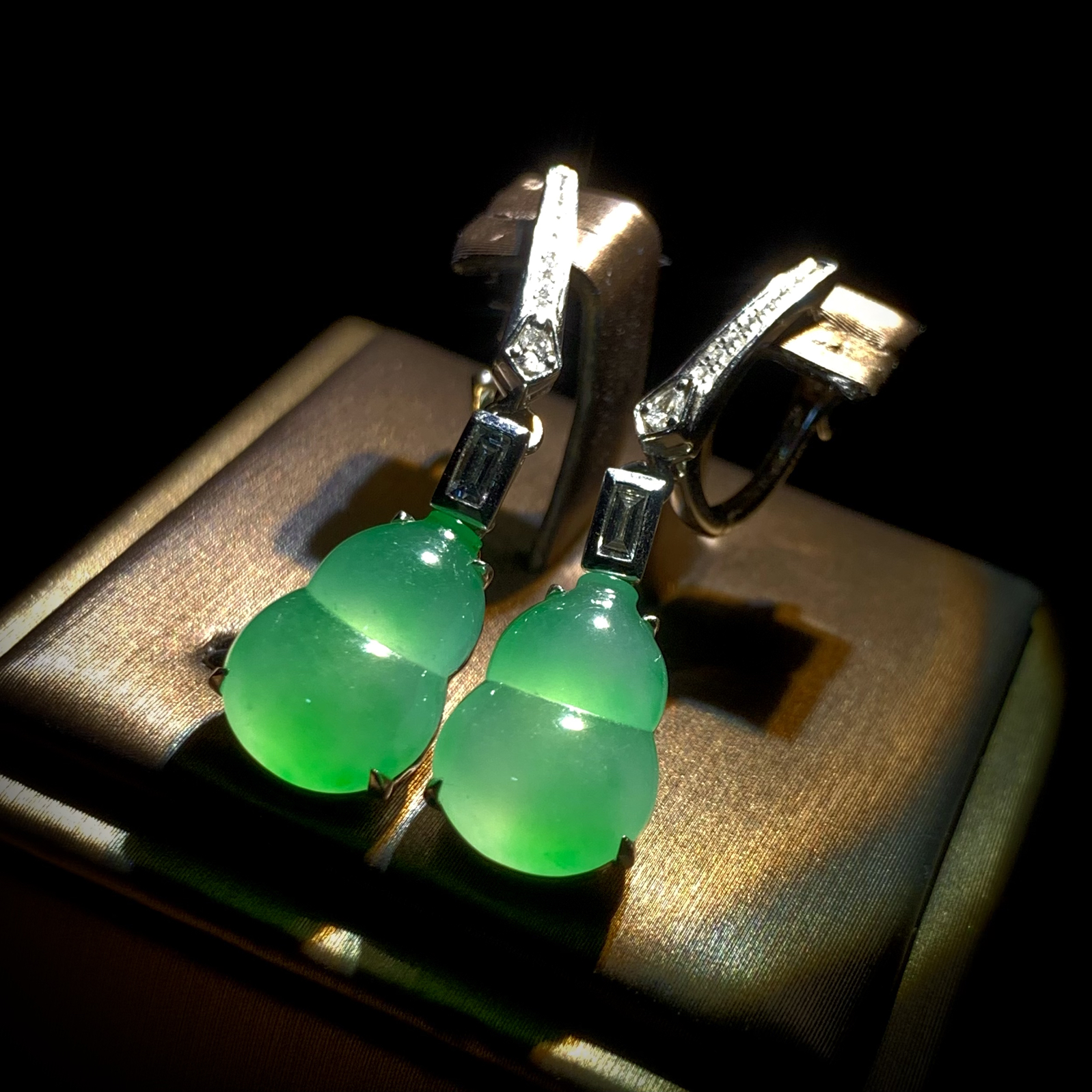 葫芦耳坠吊坠两用款，裸石14.2-10-4.8mm，
整体36-吊坠20.2-10-6.5mm，7.16g，
18K金，南非钻，