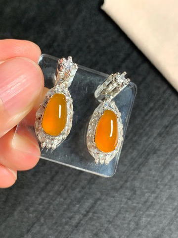 冰黄翡福瓜耳钉 无纹裂，种好色美品相好，颜色鲜艳甜美，老坑种冰透水灵纯净细腻