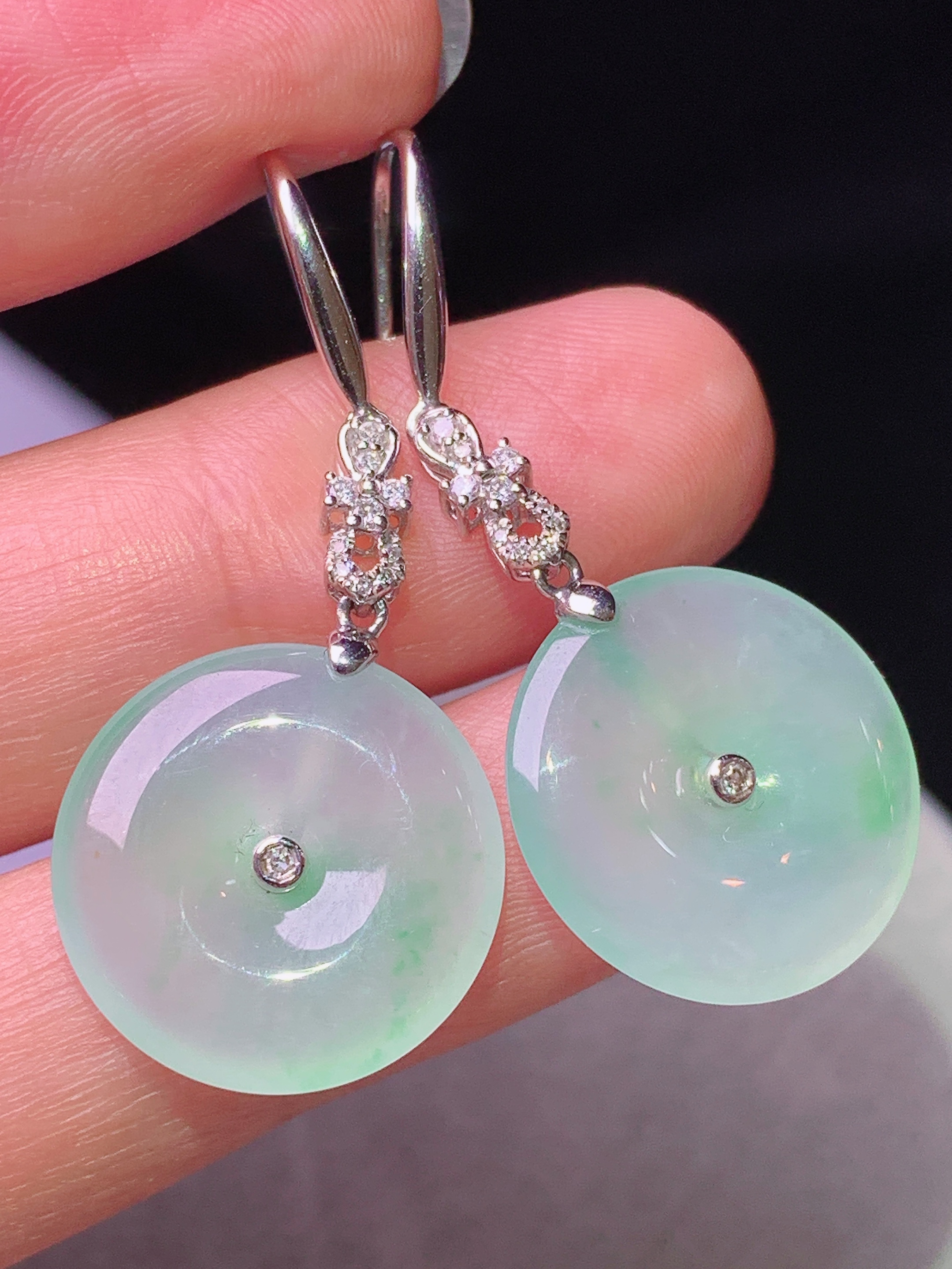 18k金钻镶嵌冰飘绿平安扣耳坠 玉质细腻 色泽艳丽清新 水润亮眼 整体尺寸38.3*17*3g2