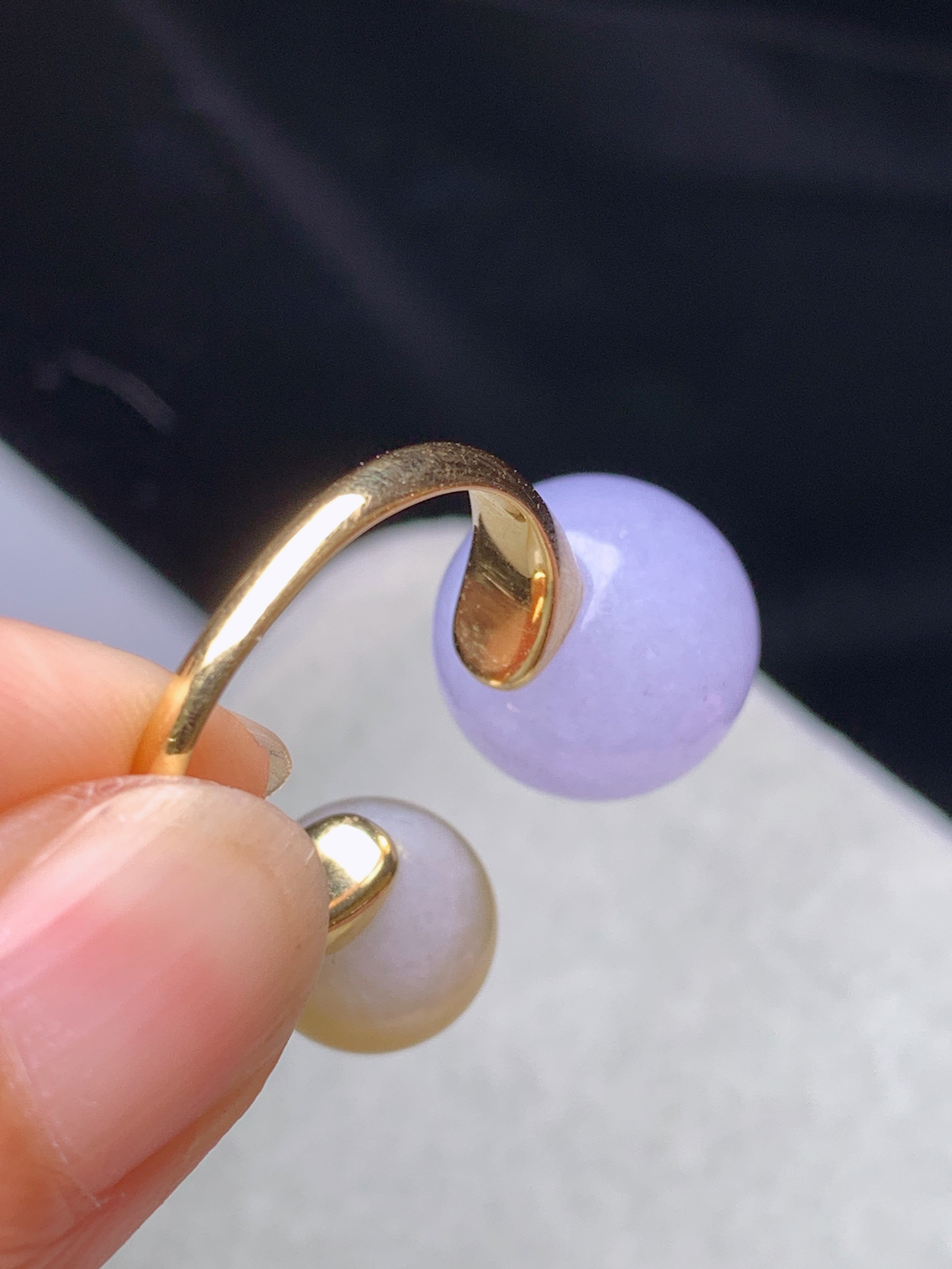 18k金镶嵌黄紫圆珠戒指 玉质细腻 色泽艳丽清新 水润亮眼 圈口15.5 整体尺寸13.5b1