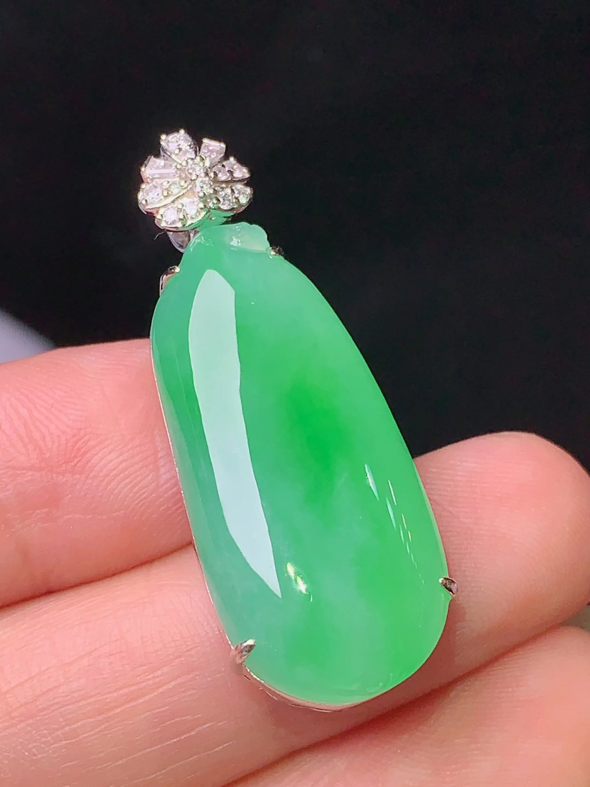 18k金钻镶嵌翠绿福瓜吊坠 玉质细腻 色泽艳丽 整体尺寸36.5*13.6*7.8