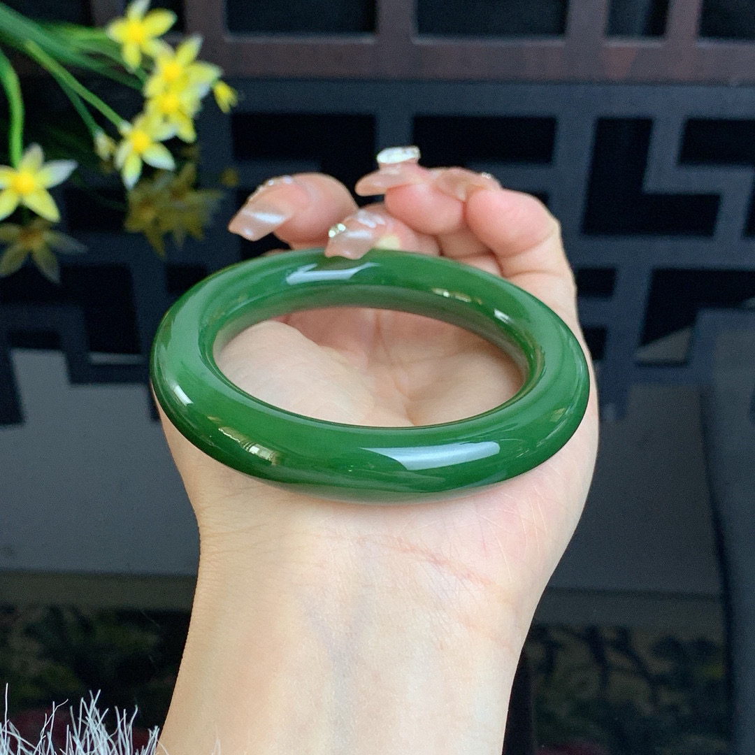 ￼ 和田玉53圈菠菜绿肥圆条碧玉手镯！玉质细腻油润 底色纯净 无裂无棉 脂粉好，品质高。