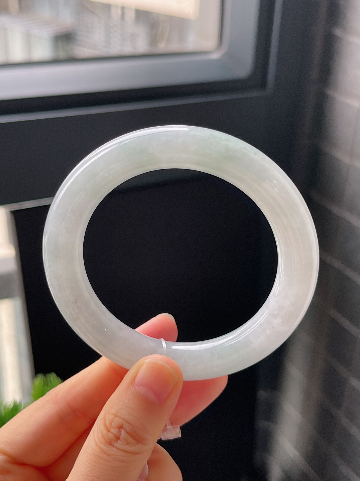 圆镯54.5圈口，翡翠糯化种淡绿色手镯