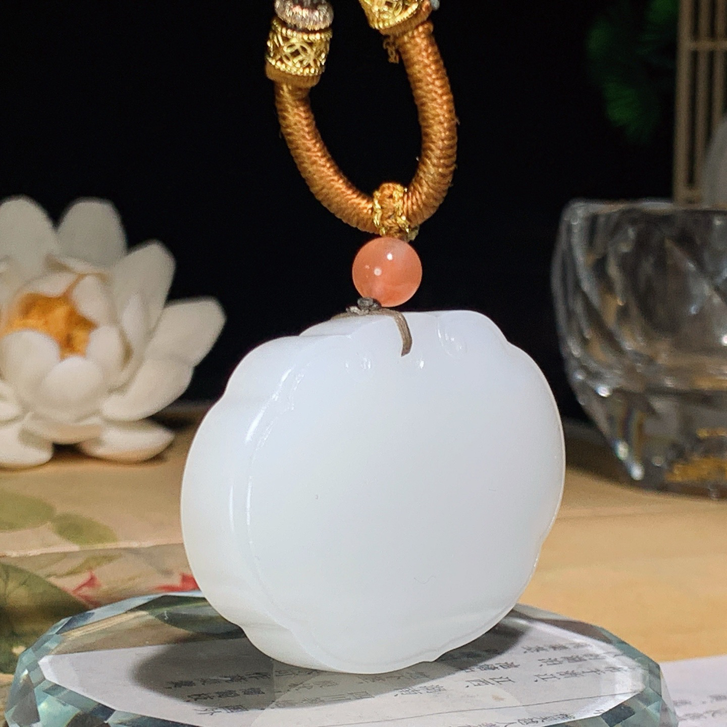 新疆和田玉羊脂白玉平安无事牌挂件 尺寸35/48/12重49克！玉质细腻油润 底色纯净 脂粉好，品质好。lt260420