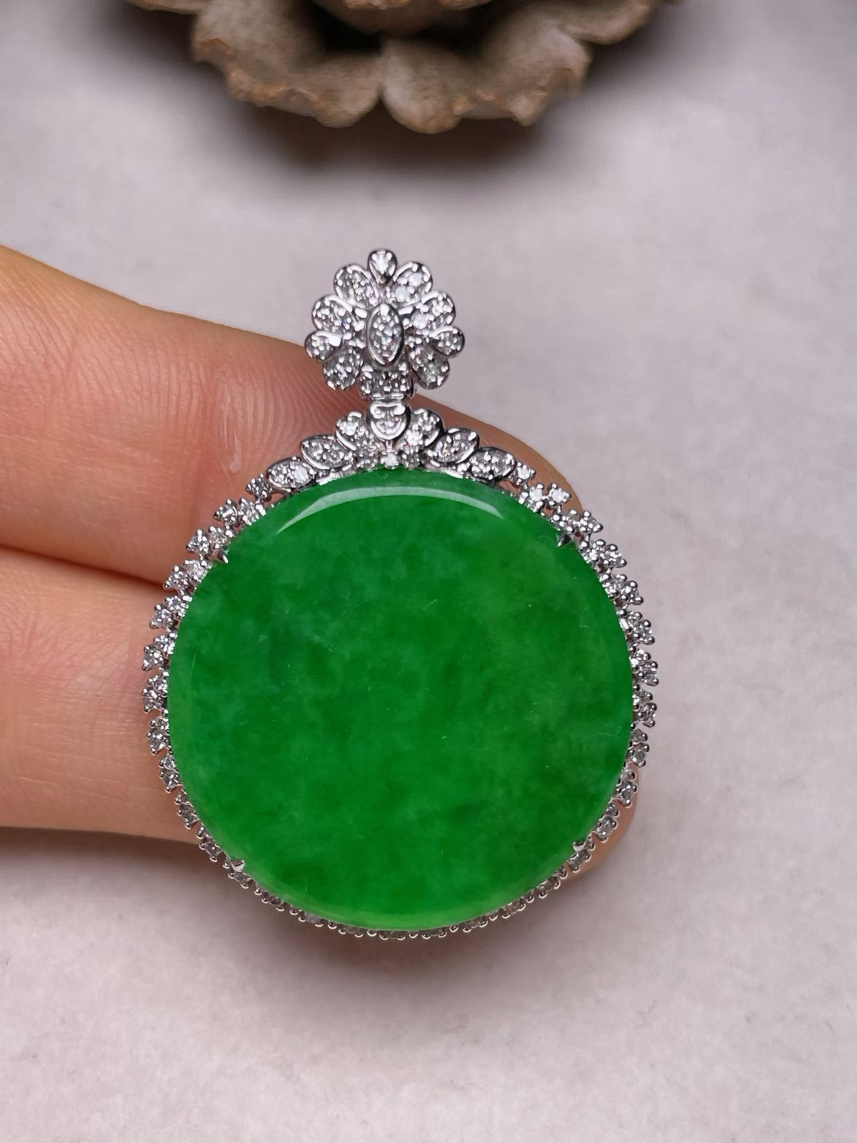 冰糯种辣色平安扣吊坠、真金真钻镶嵌，种水好，玉质细腻 .裸石尺寸 23.0