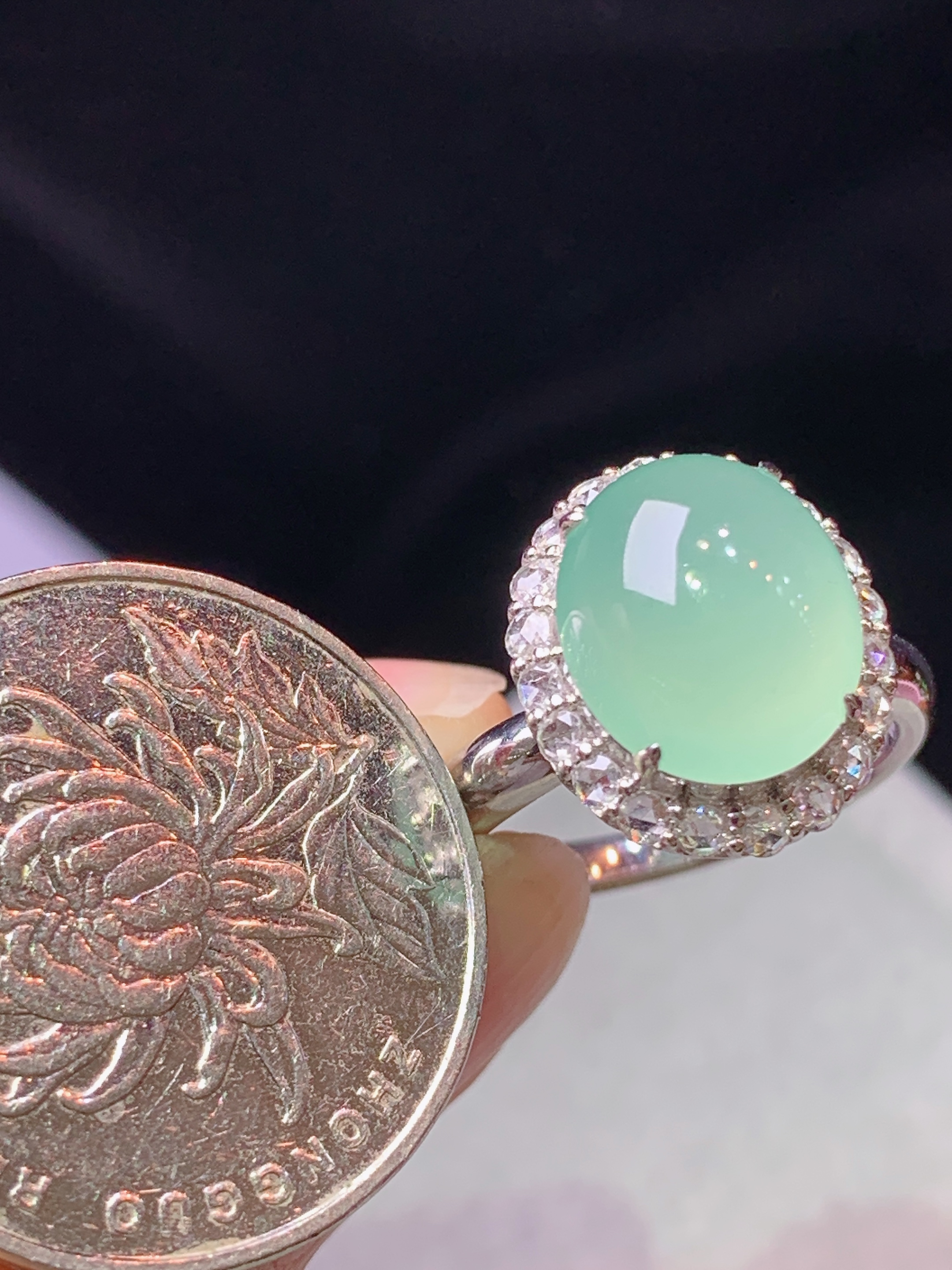 18k金钻镶嵌冰浅绿蛋面戒指 玉质细腻 色泽艳丽清新 水润亮眼 圈口14 整体尺寸15.2*13.2*11.3k1