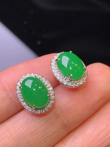 18金钻镶嵌满绿蛋面耳钉 玉质细腻 色泽清新艳丽 整体尺寸12.2*10*5.3