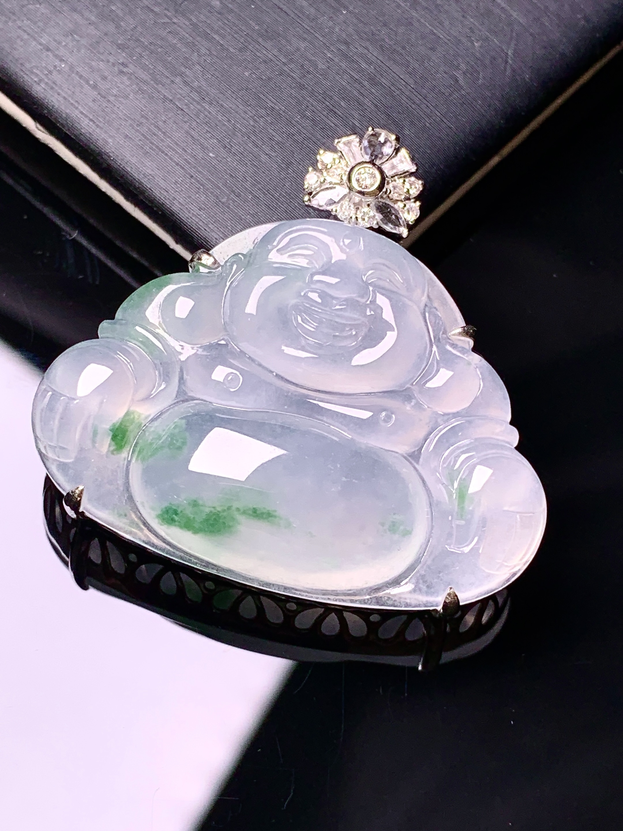 18k金钻镶嵌冰种飘绿佛公吊坠 玉质细腻 色泽艳丽清新 水润亮眼 整体尺寸32.3*34.2*9.8g2