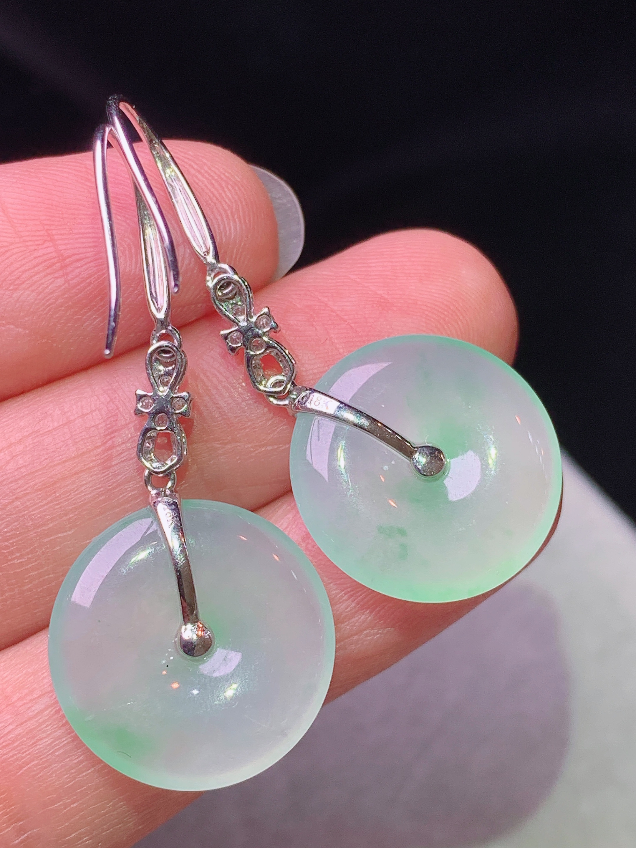 18k金钻镶嵌冰飘绿平安扣耳坠 玉质细腻 色泽艳丽清新 水润亮眼 整体尺寸38.3*17*3g2