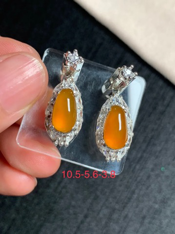 冰黄翡福瓜耳钉 无纹裂，种好色美品相好，颜色鲜艳甜美，老坑种冰透水灵纯净细腻