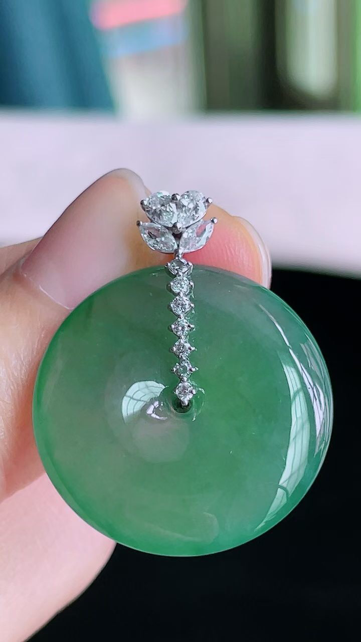 【翡翠名称】老坑种冰绿平安扣吊坠
【翡翠尺寸】裸石24.2/4.3mm
【翡翠描述】宝贝种老水足，玉