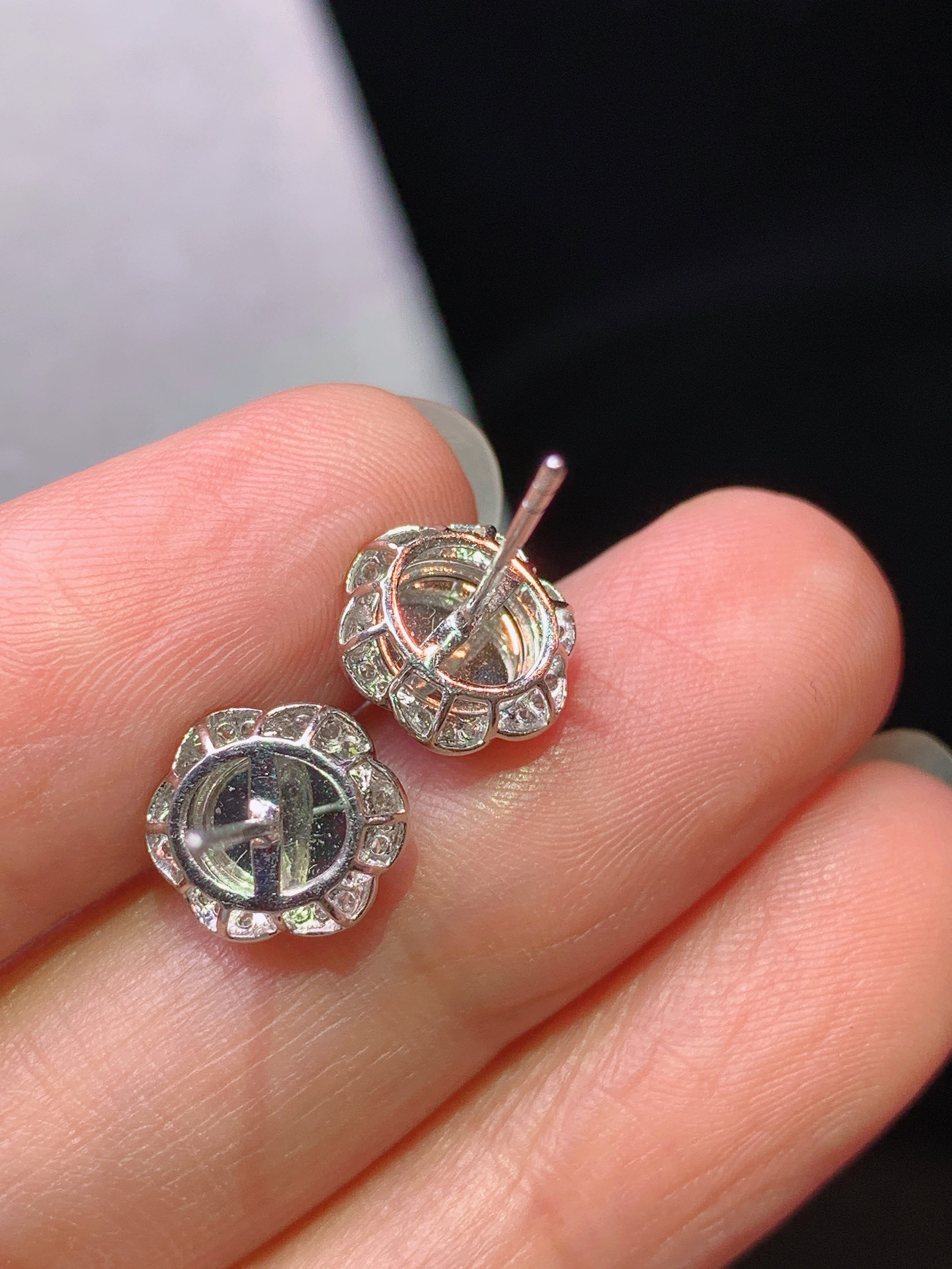 18k金钻镶嵌满绿蛋面耳钉 玉质细腻 色泽艳丽清新 水润亮眼 整体尺寸9.5*8.5*6.2f1