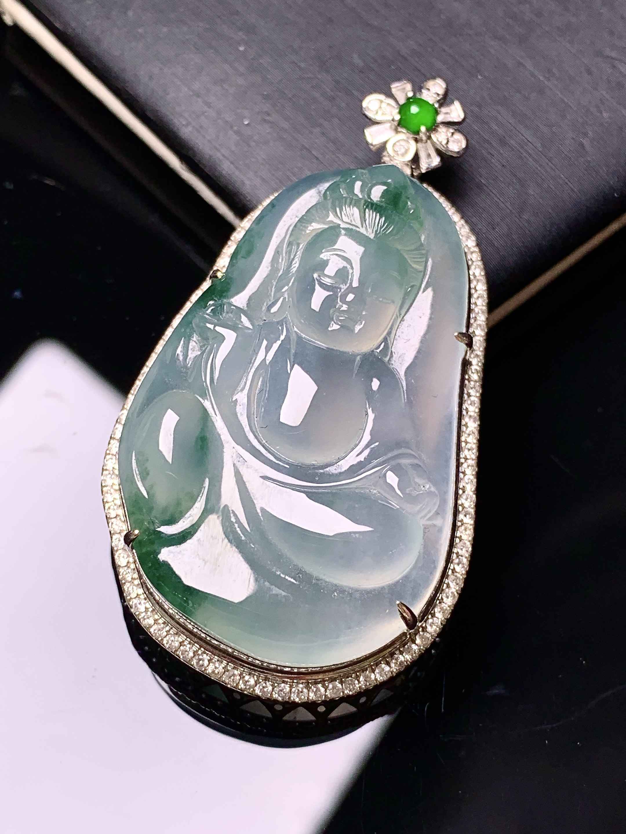 18k金钻镶嵌冰种飘绿观音吊坠 玉质细腻 色泽艳丽清新 水润亮眼 整体尺寸46.8*25.7*10.8k1