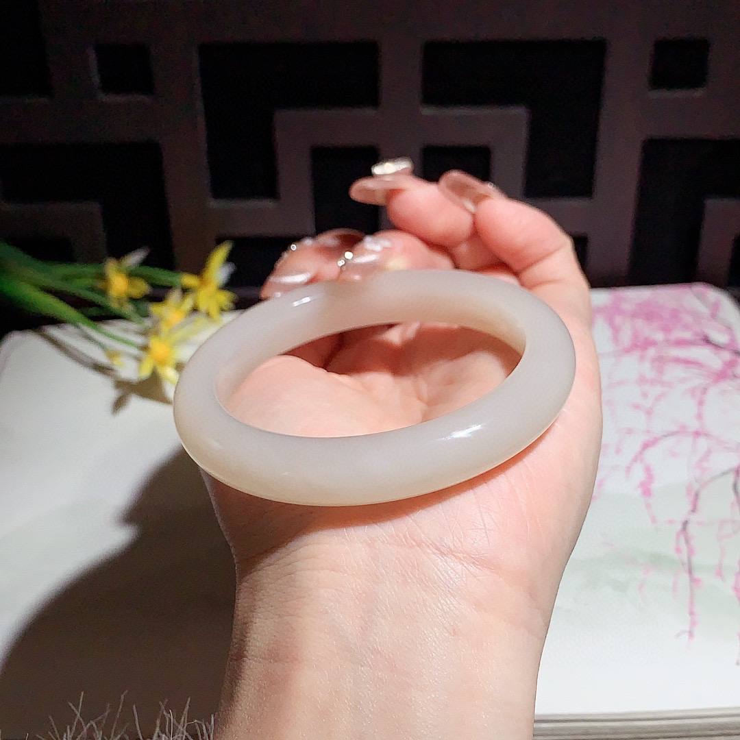 和田玉57圈口藕粉色手镯！玉质细腻油润 底色纯净 无裂无杂 脂粉好，品质好！