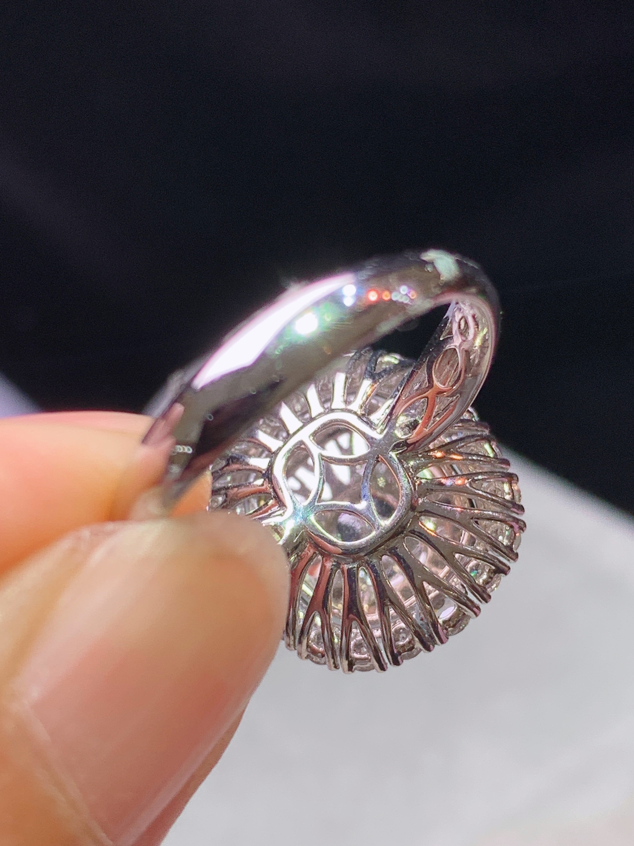 18k金钻镶嵌满绿无事牌戒指 玉质细腻 色泽艳丽清新 水润亮眼 圈口13.5 整体尺寸15.8*14.8*9.2d3