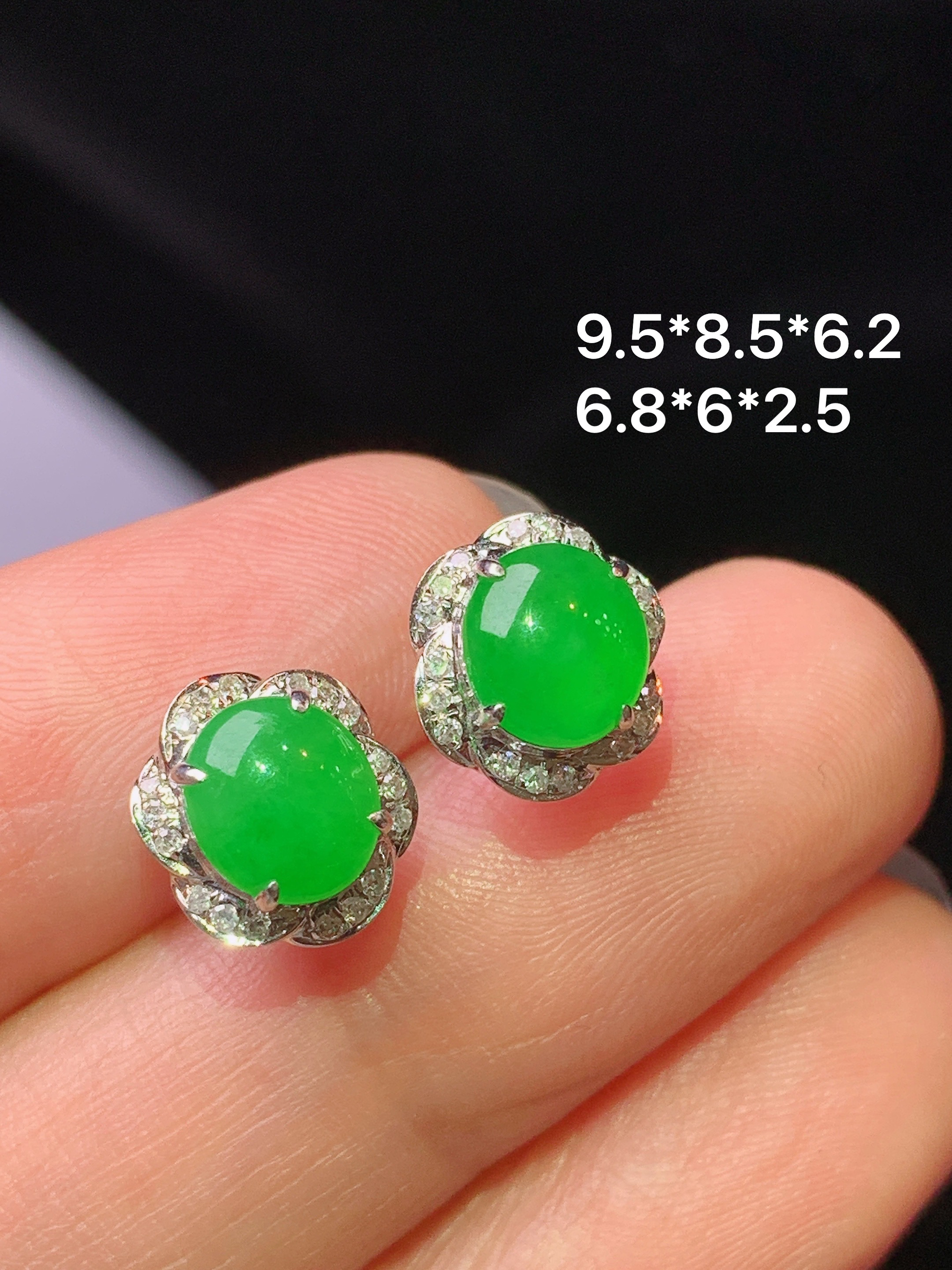 18k金钻镶嵌满绿蛋面耳钉 玉质细腻 色泽艳丽清新 水润亮眼 整体尺寸9.5*8.5*6.2f1