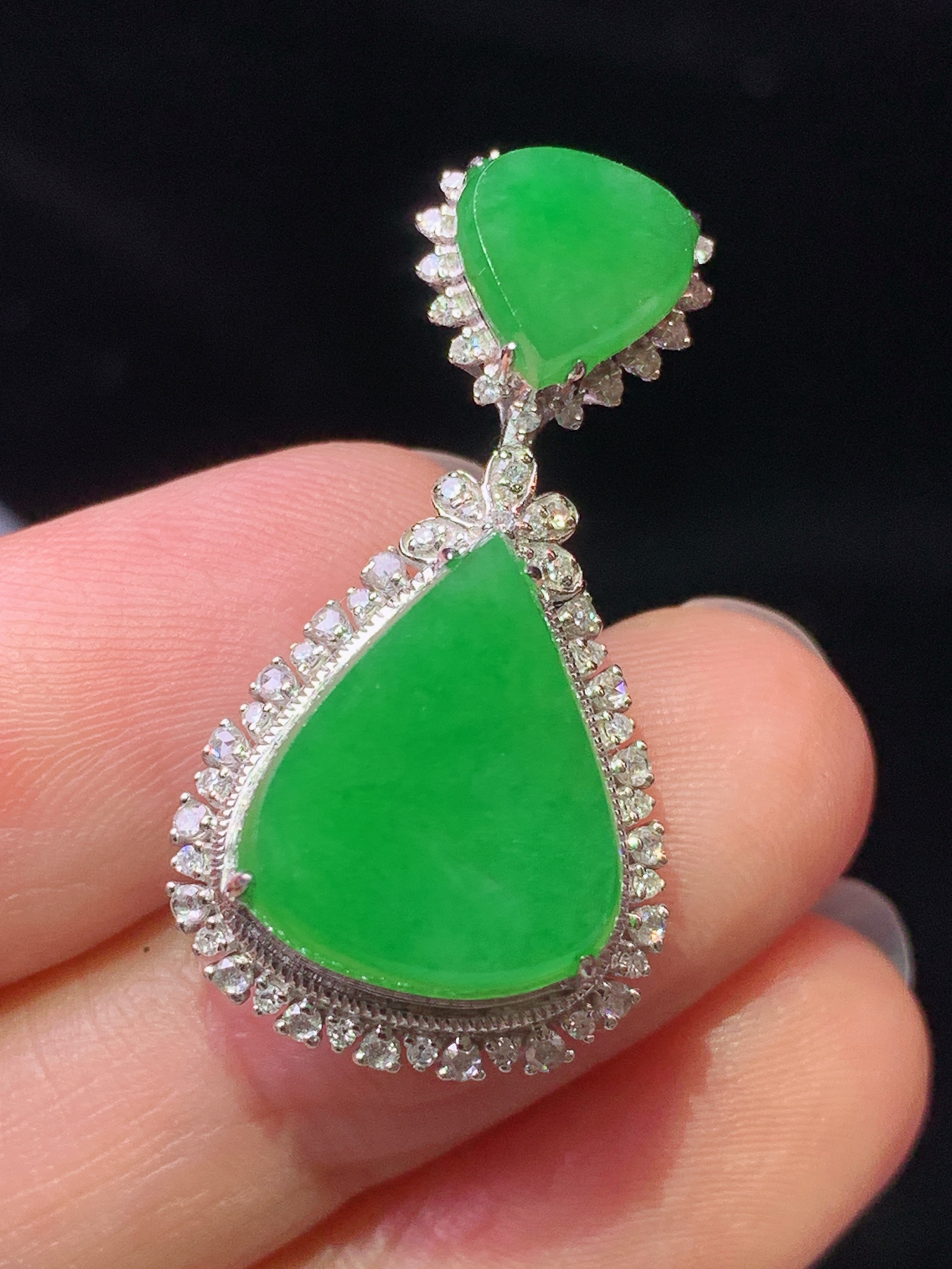 18k金钻镶嵌满绿水滴吊坠 玉质细腻 色泽艳丽清新 水润亮眼 整体尺寸31.3*16.3*9.8k1