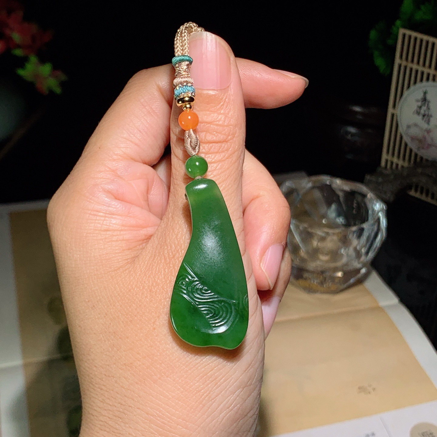 和田玉阳绿俄罗斯碧玉随形挂件 尺寸43/19/7重11.5克，玉质细腻油润 底色纯净 脂粉好，品质好！lt260420