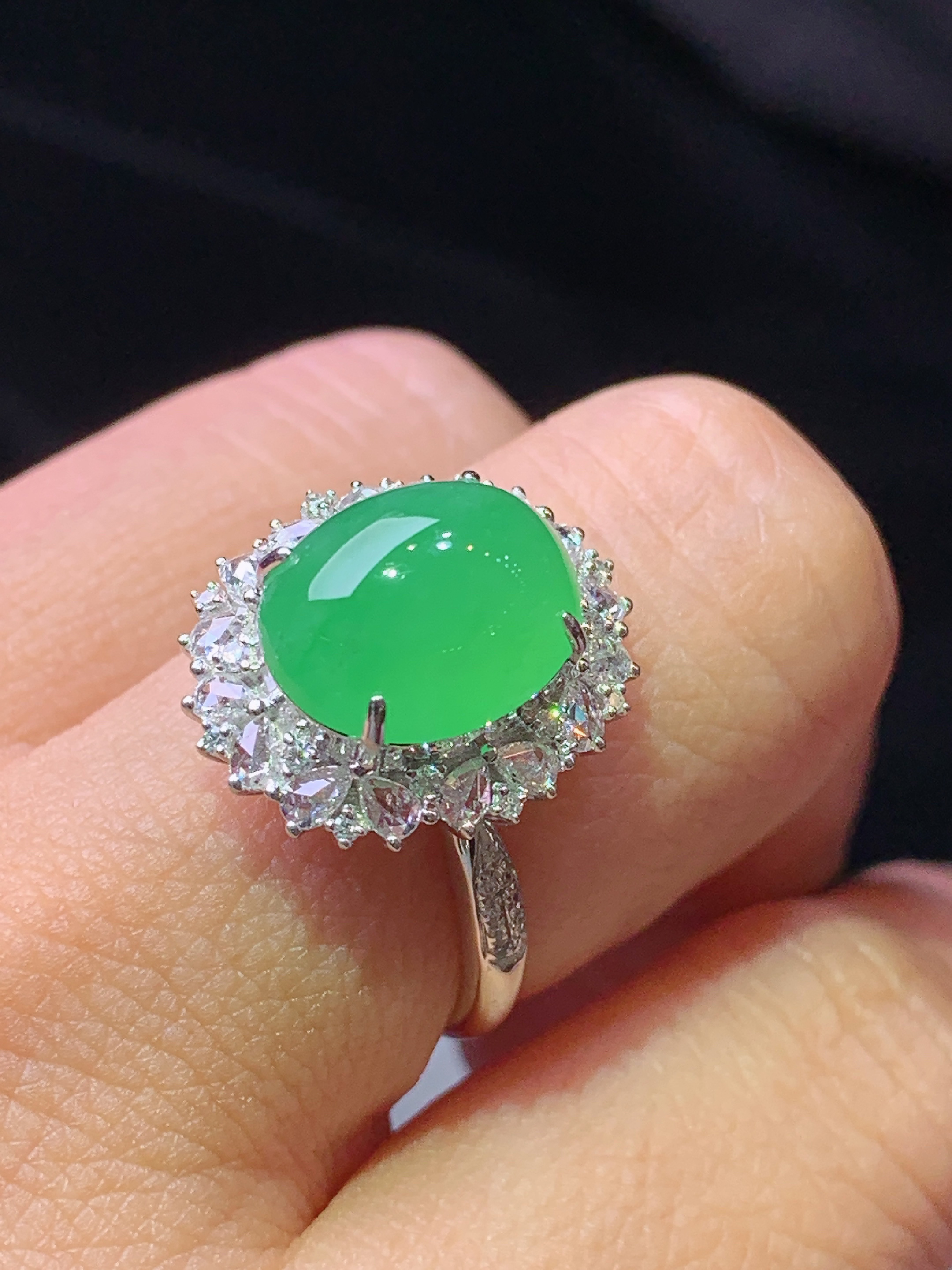 18k金钻镶嵌冰阳绿蛋面戒指 玉质细腻 色泽艳丽清新 水润亮眼 圈口13.5 整体尺寸17.2*14.7*11k1