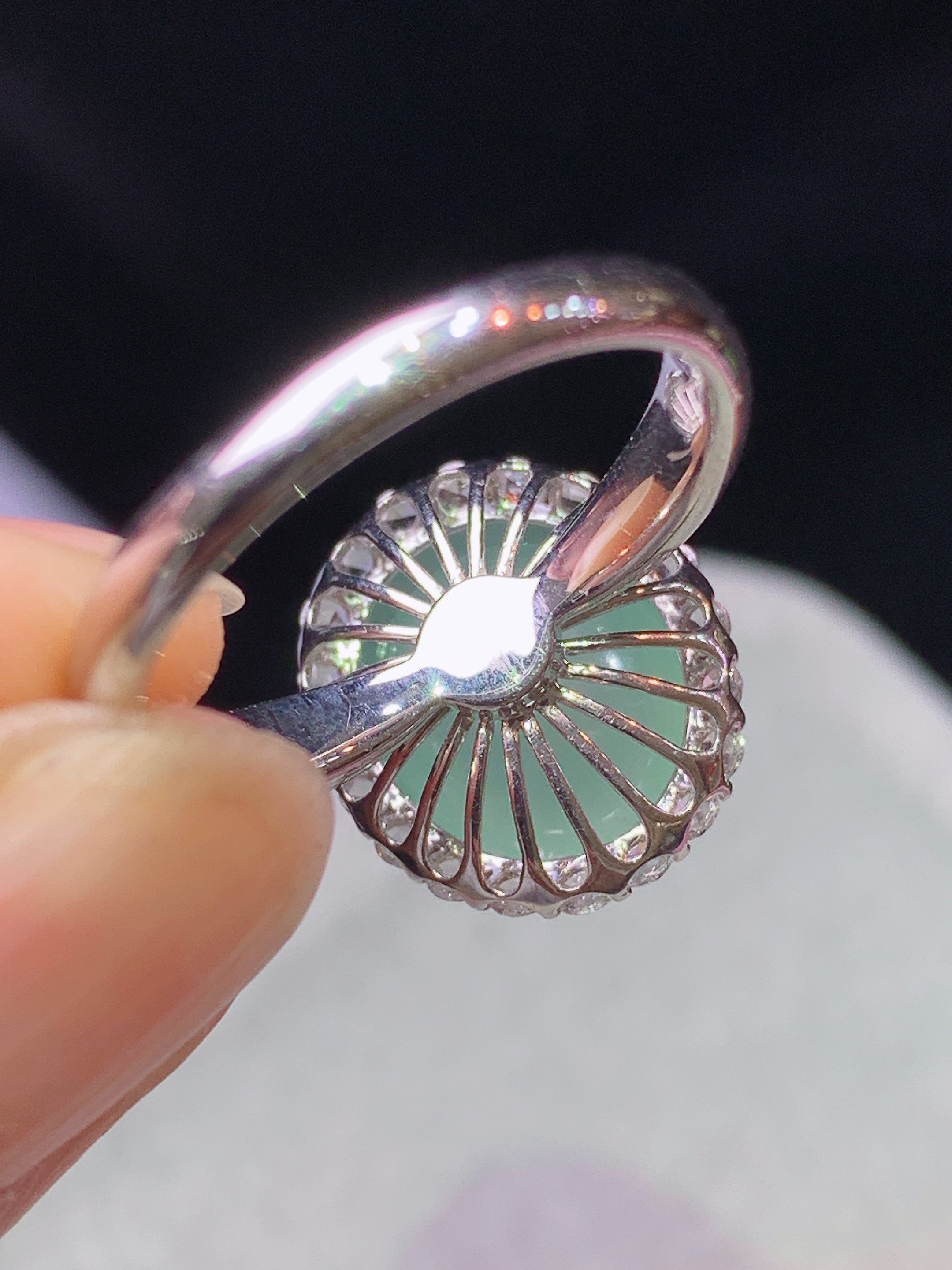 18k金钻镶嵌冰浅绿蛋面戒指 玉质细腻 色泽艳丽清新 水润亮眼 圈口14 整体尺寸15.2*13.2*11.3k1