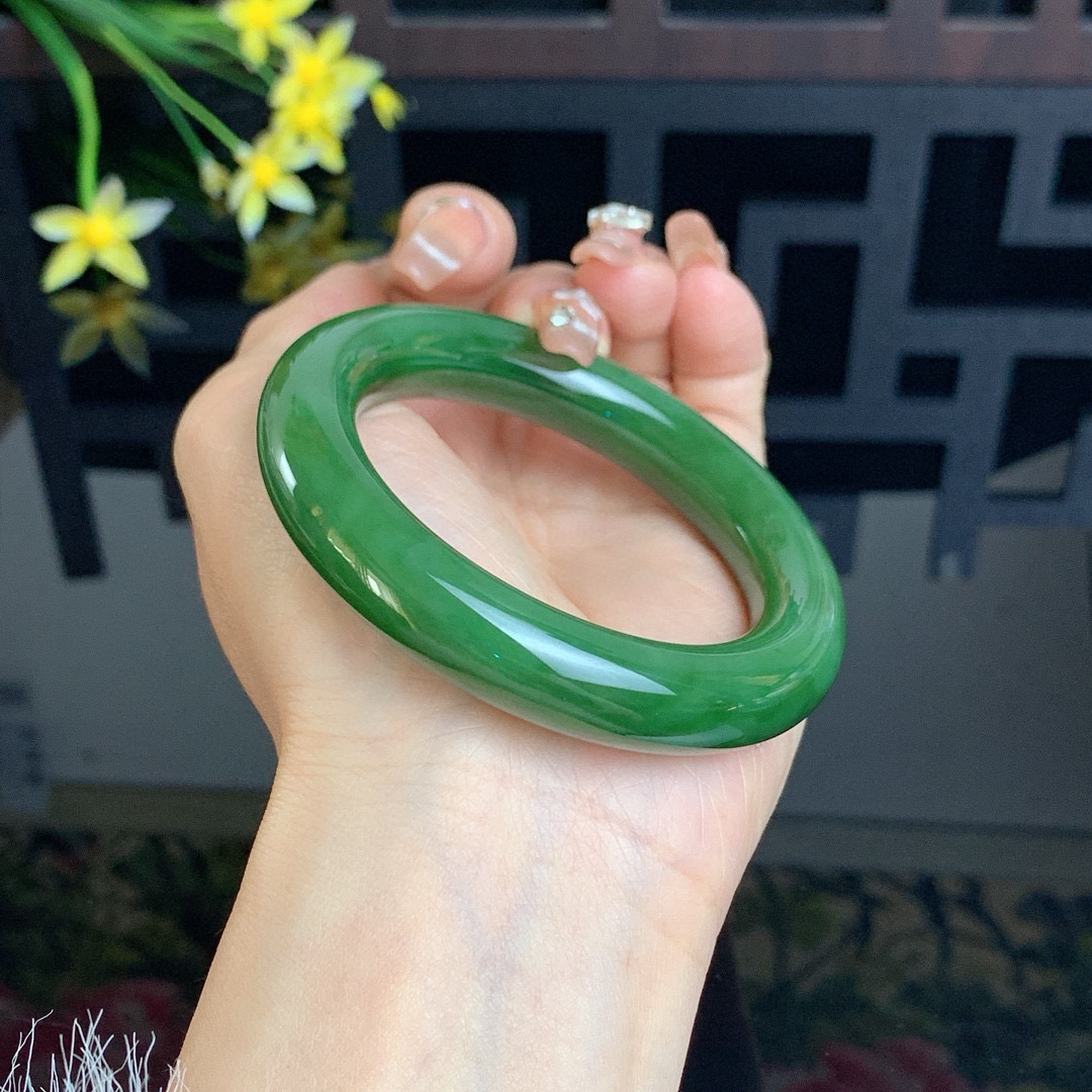 ￼ 和田玉53圈菠菜绿肥圆条碧玉手镯！玉质细腻油润 底色纯净 无裂无棉 脂粉好，品质高。