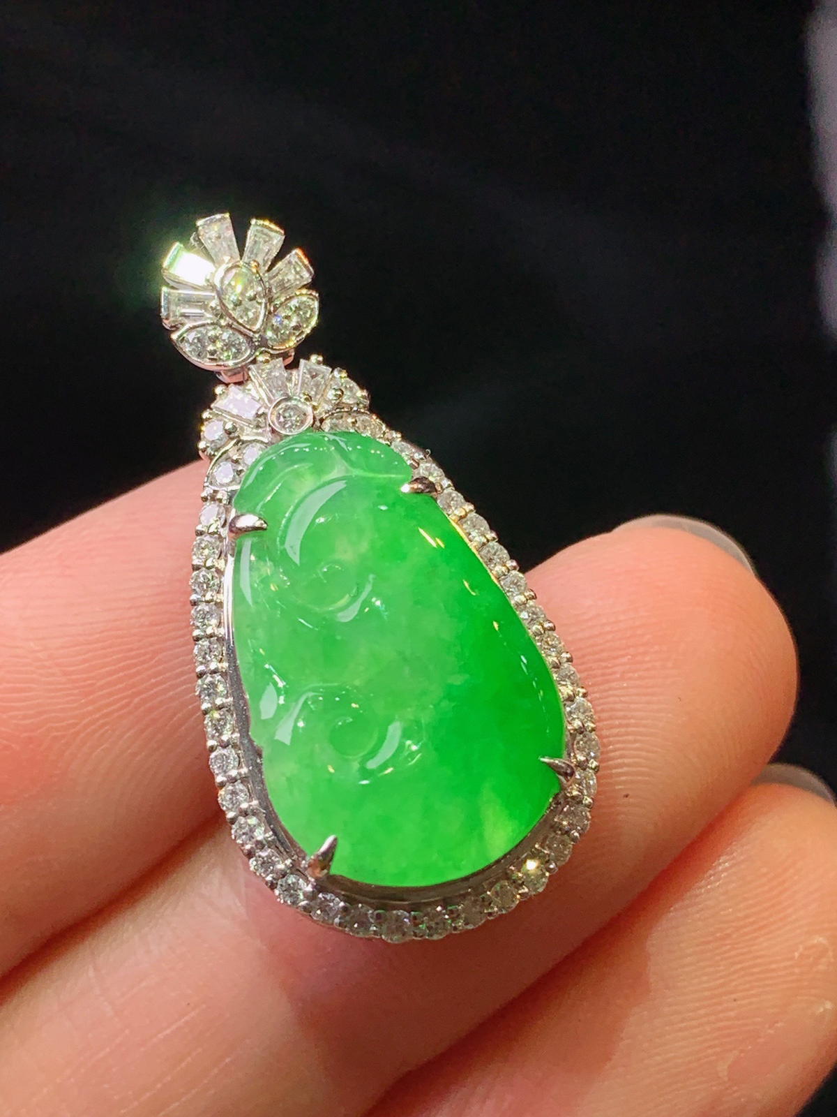 18k金钻镶嵌翠绿如意吊坠 玉质细腻 色泽清新艳丽 整体尺寸30*14.5*8