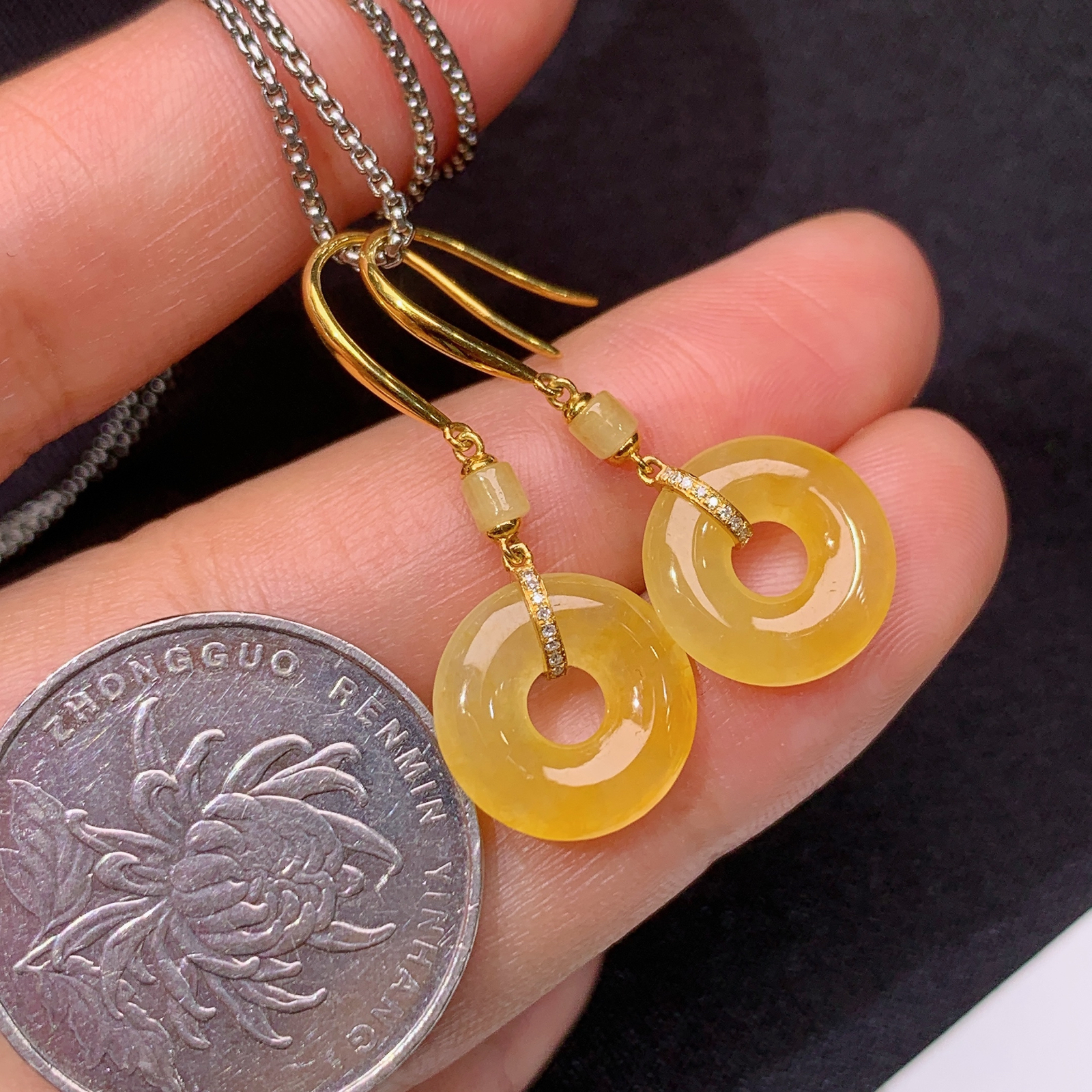 冰黄翡甜甜圈耳坠，18k金镶嵌，款式新颖，冰润鲜艳，种水足，My 尺寸12.5*2.6