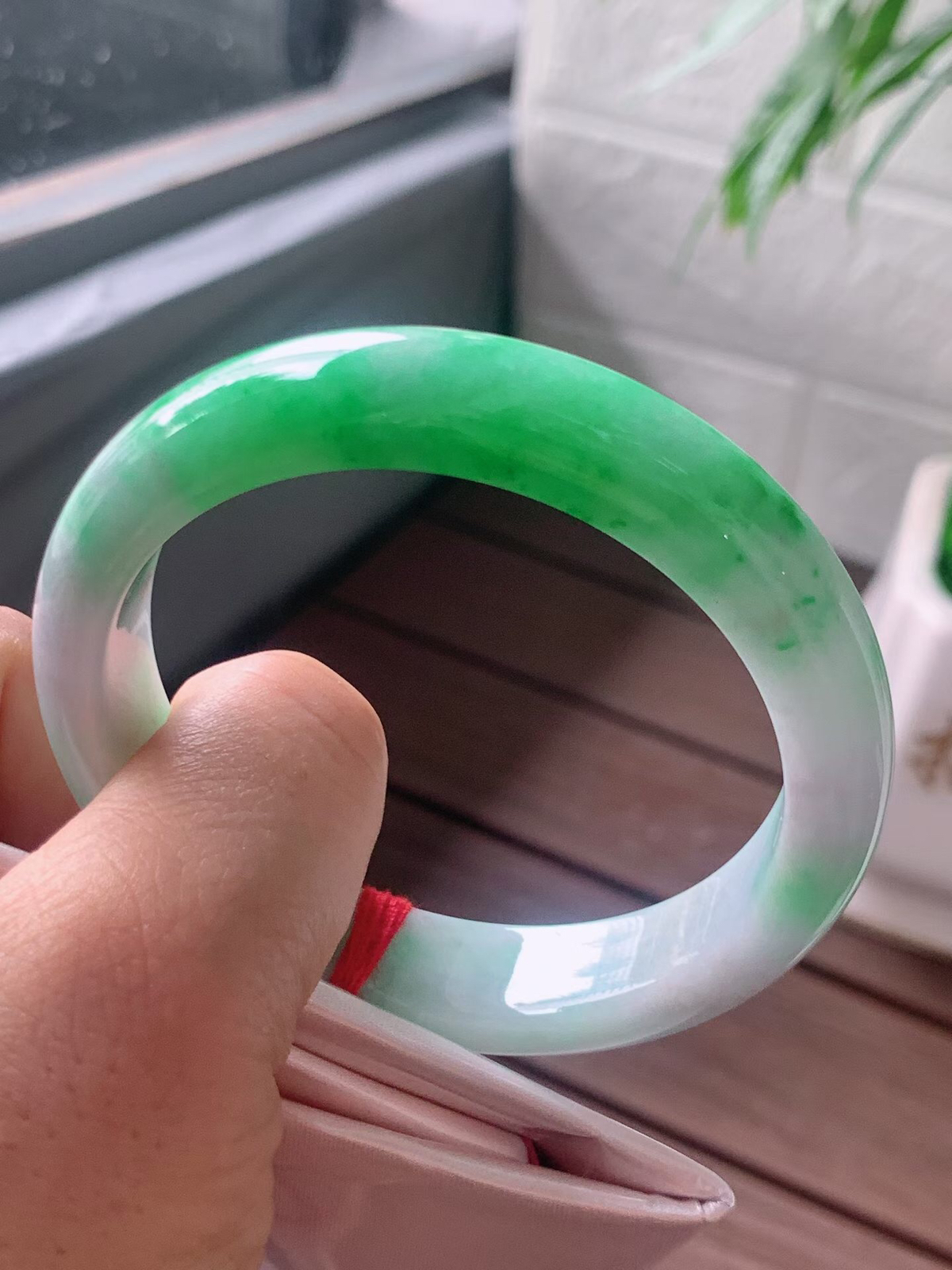 【翡翠名称】老坑种三彩飘阳绿正圈口手镯
【翡翠尺寸】57.8/12.4/8mm适合56.6-59正圈口佩戴
【翡翠描述】宝贝种老水足，玉质细腻，色泽靓丽，性价比高，佩戴效果好！
【其它赠送】权威证书/精美挂绳盒子/支持全国复检