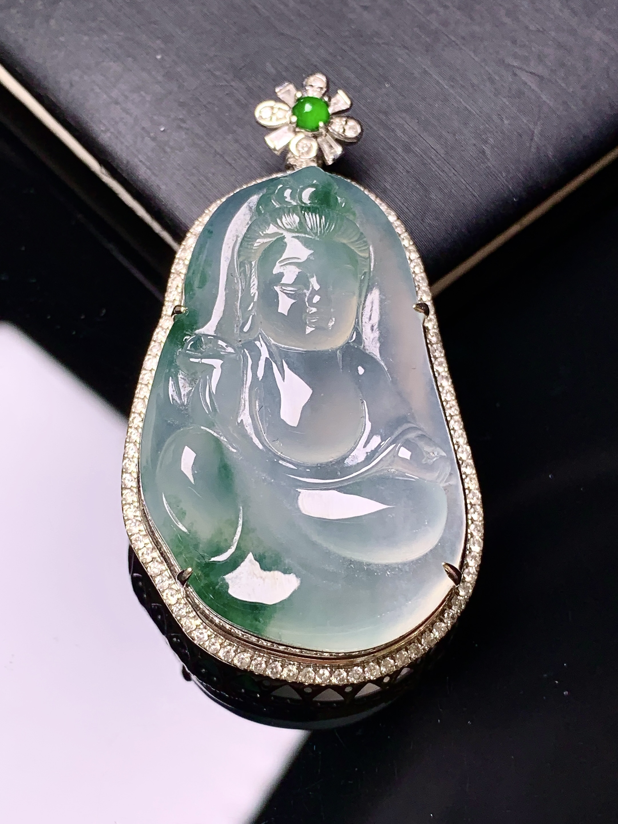 18k金钻镶嵌冰种飘绿观音吊坠 玉质细腻 色泽艳丽清新 水润亮眼 整体尺寸46.8*25.7*10.8k1