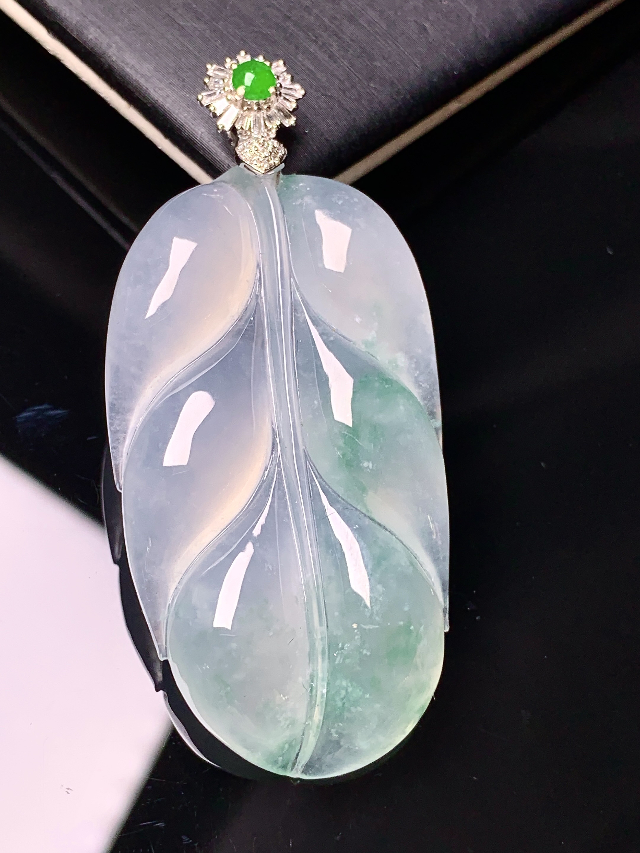 18k金钻镶嵌冰种飘绿树叶吊坠 玉质细腻 色泽艳丽清新 水润亮眼 整体尺寸54.8*24.8*6.2k1