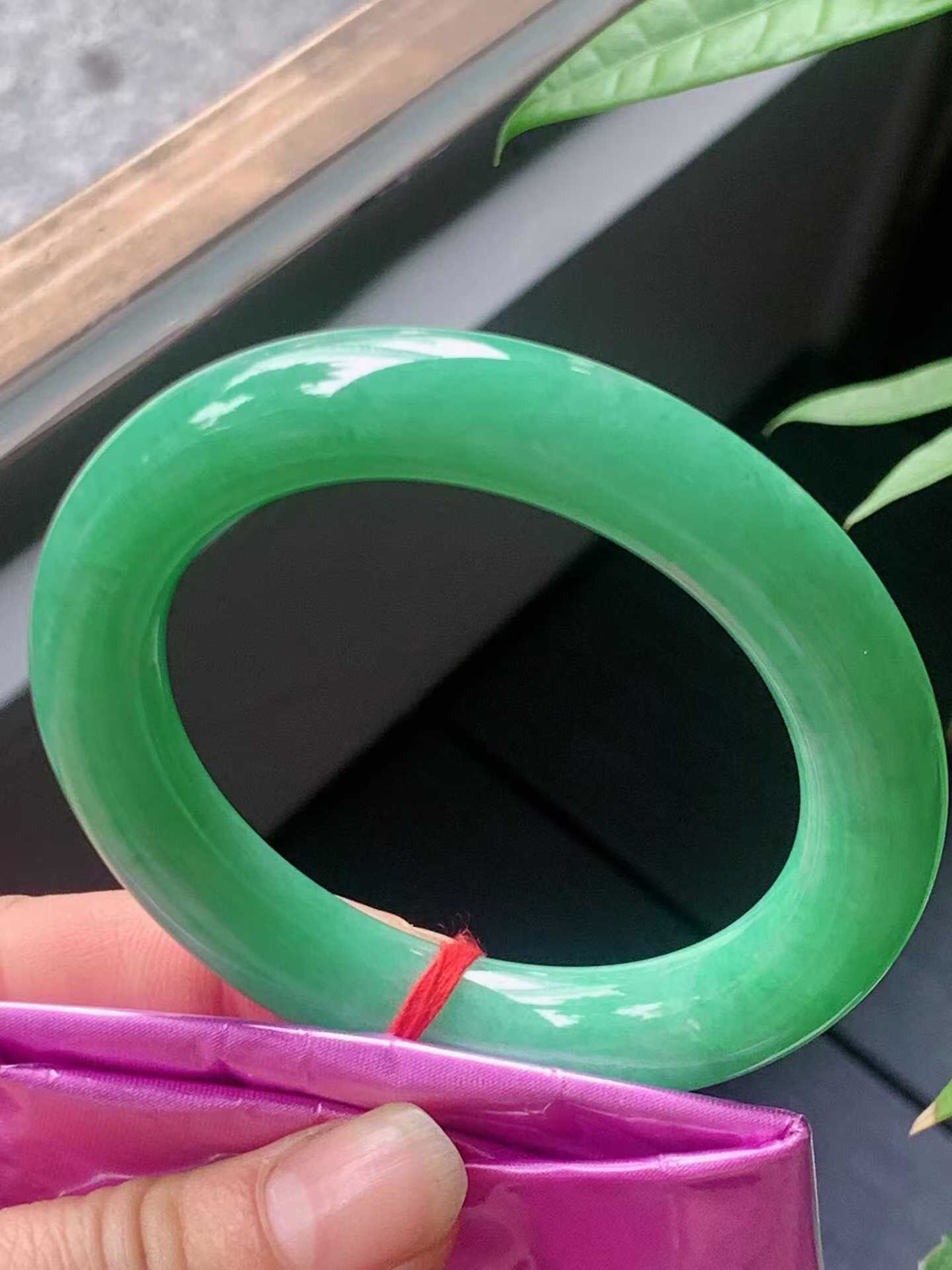 【翡翠名称】老坑种满绿53.6圈口圆条手镯
【翡翠尺寸】53.6/11.6/1m适合54-56正圈口佩戴
【翡翠描述】宝贝种老水足，玉质细腻，色泽靓丽，性价比高，佩戴效果好！
【其它赠送】权威证书/精美挂绳盒子/支持全国复检